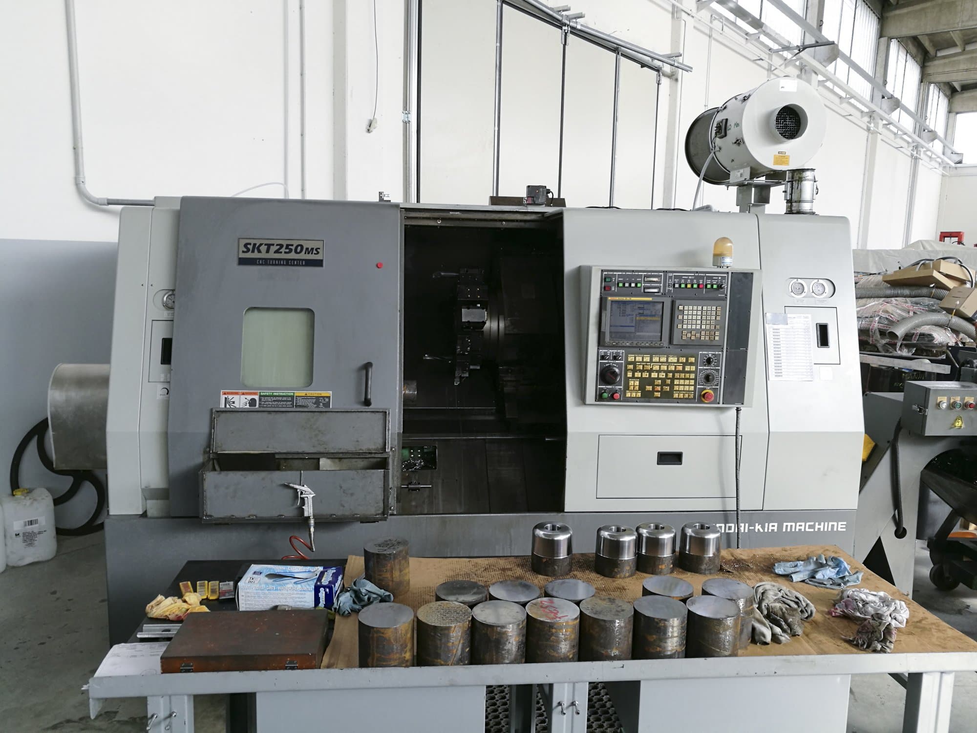 Vooraanzicht  van Hyundai Kia SKT 250 MS machine