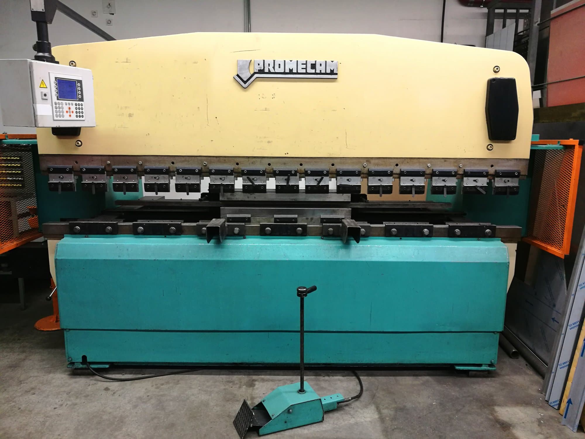 Vooraanzicht van PROMECAM RG-103 machine