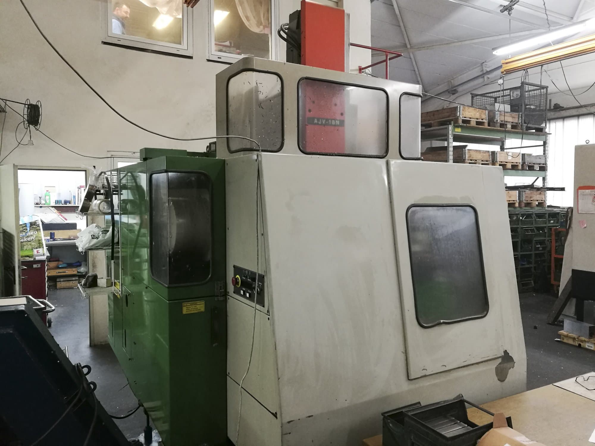 Links zicht van Mazak AJV-18N machine
