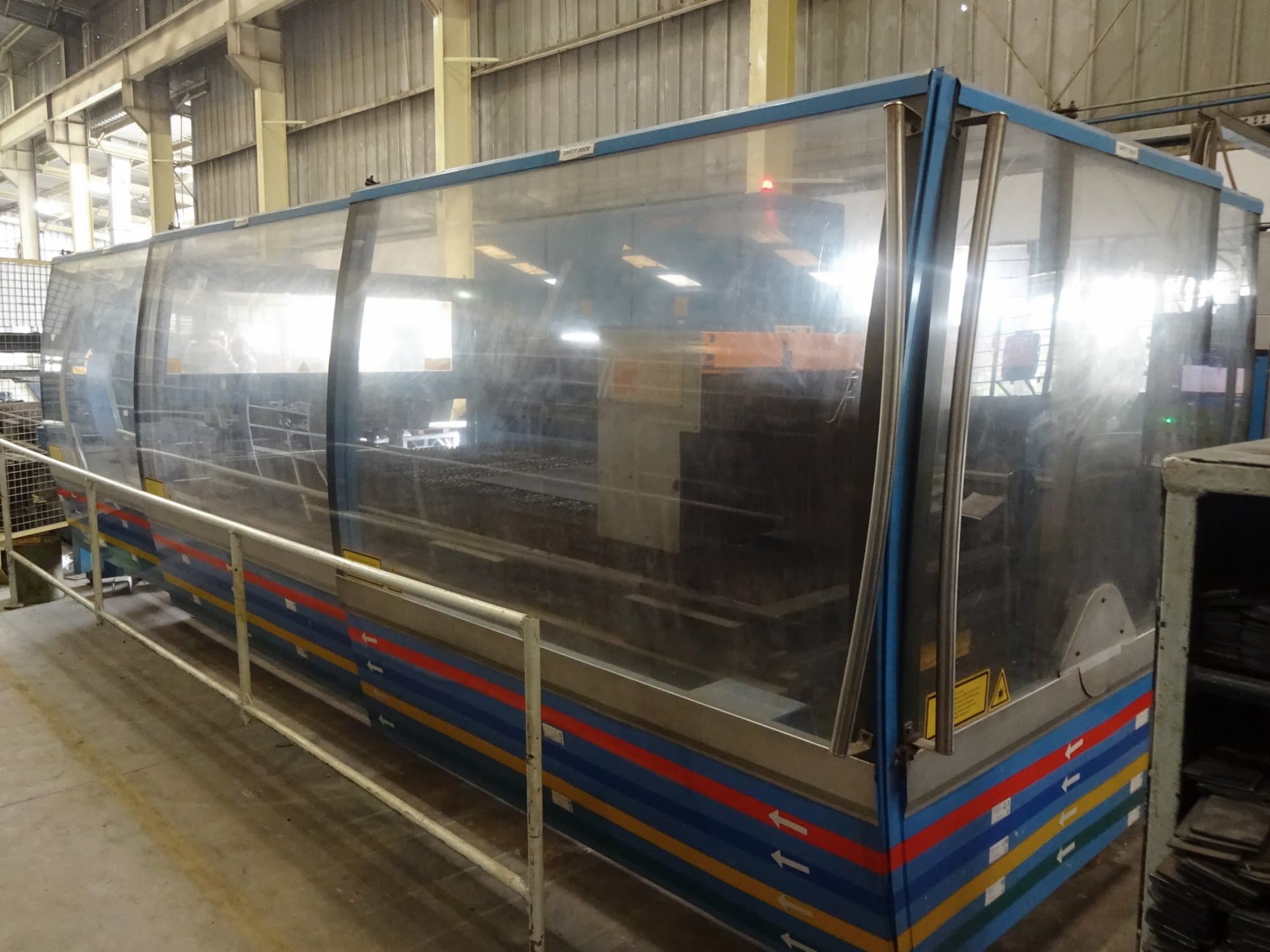 Recht aanzicht van Prima Power Platino 2040 machine