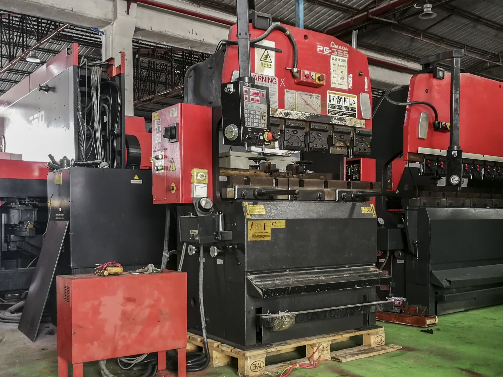 Links zicht van AMADA RG-35S machine