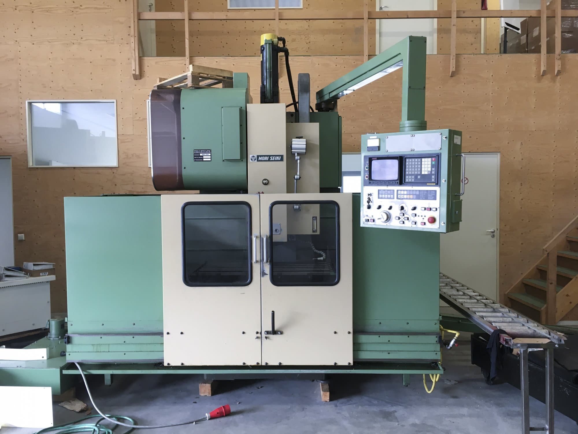 Vooraanzicht van MORI SEIKI MV-45/40 machine
