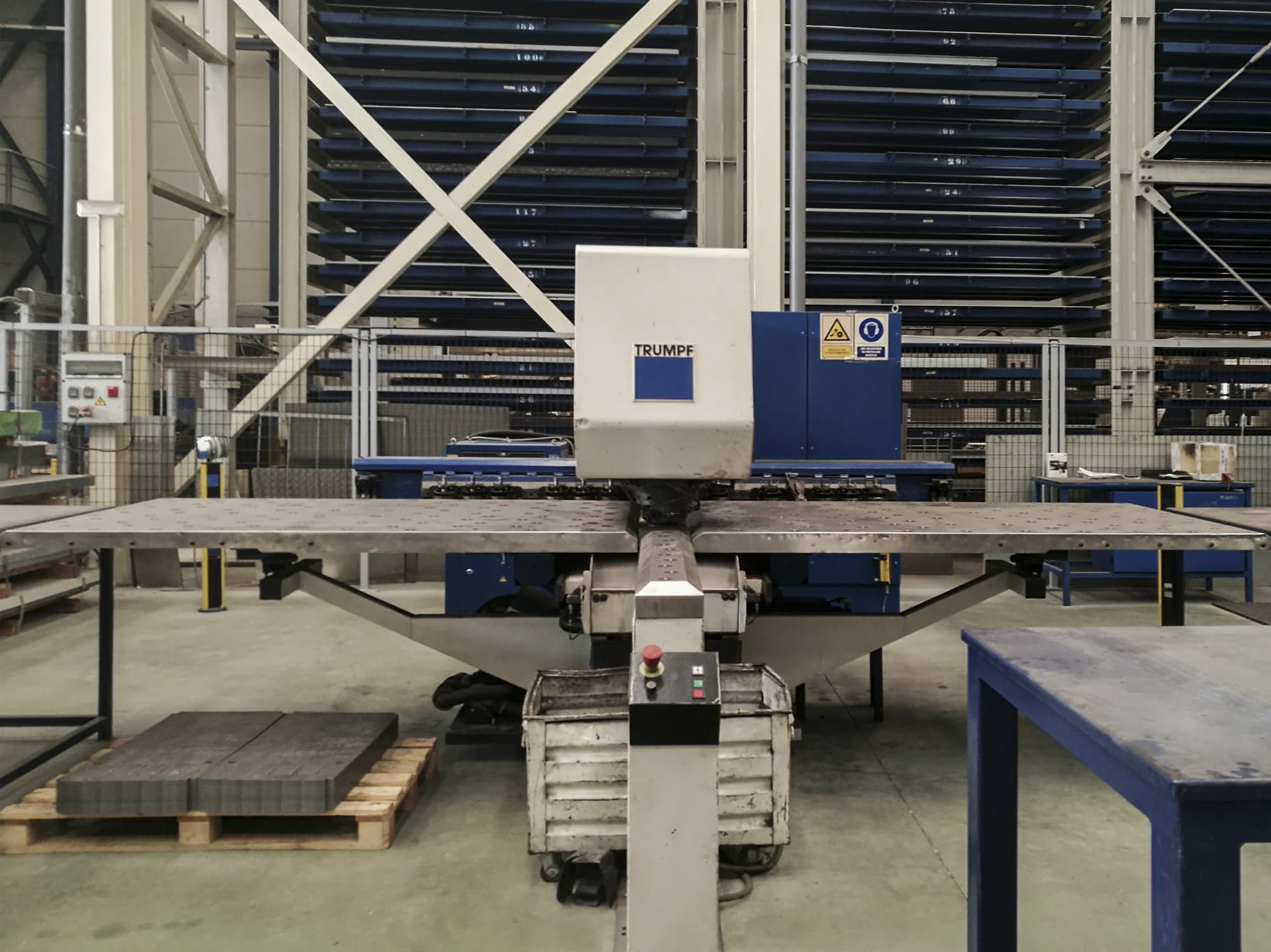 Vooraanzicht van Trumpf Trumatic 200 machine
