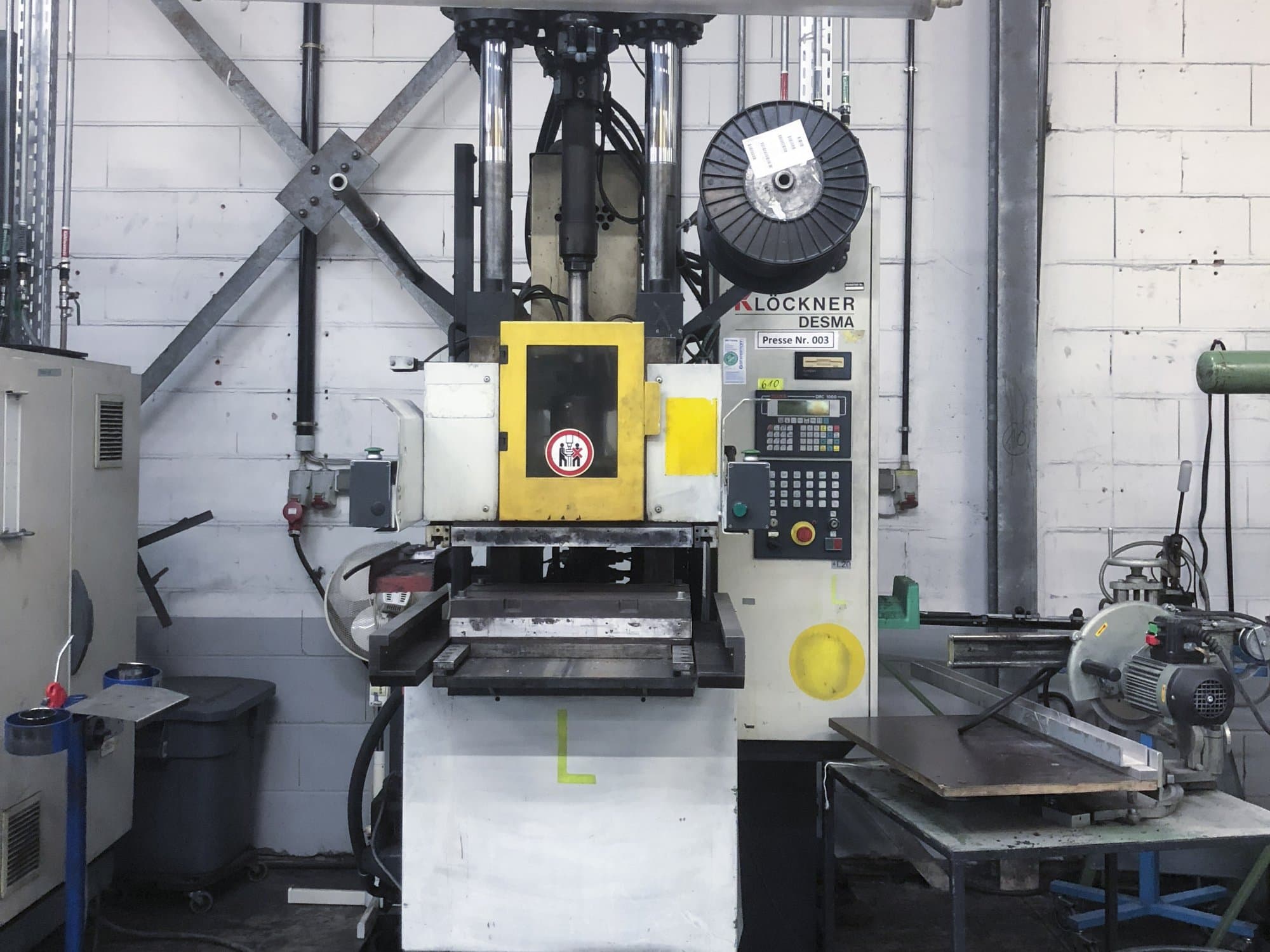 Vooraanzicht  van Kloeckner Desma 956.050 ZO machine