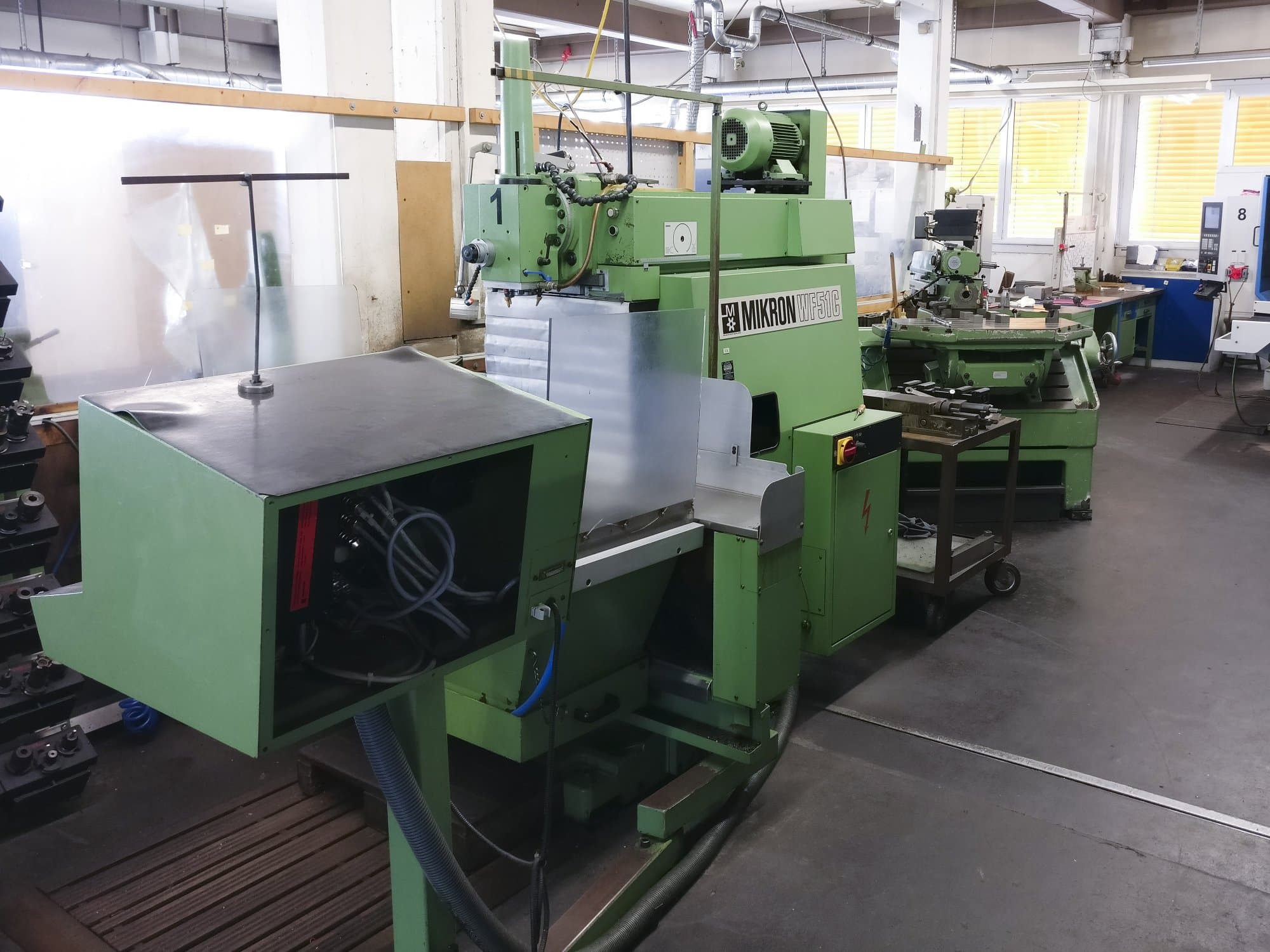 Links zicht 1 van Mikron WF 51C/150 machine