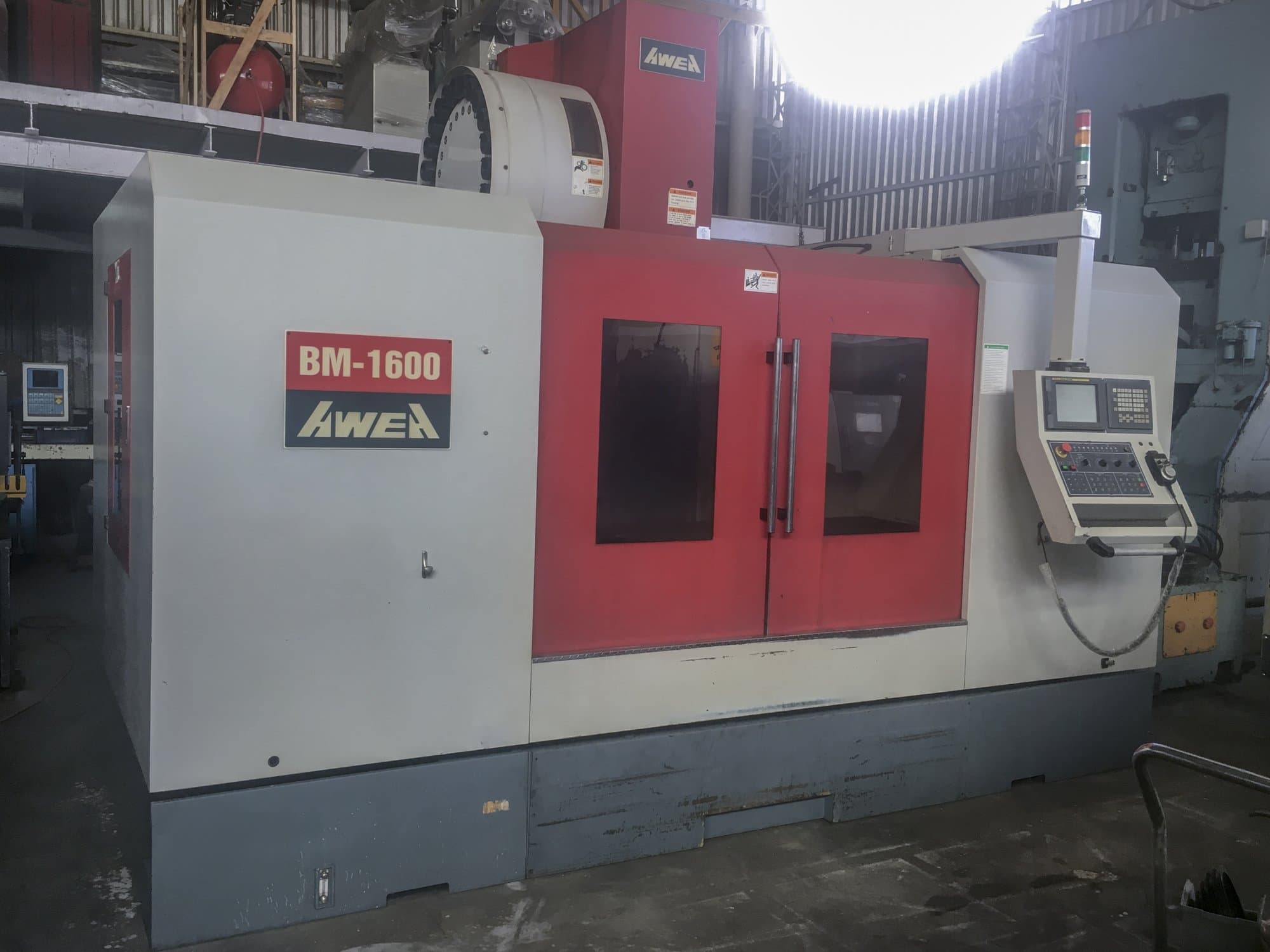 Links zicht van AWEA BM-1600 machine