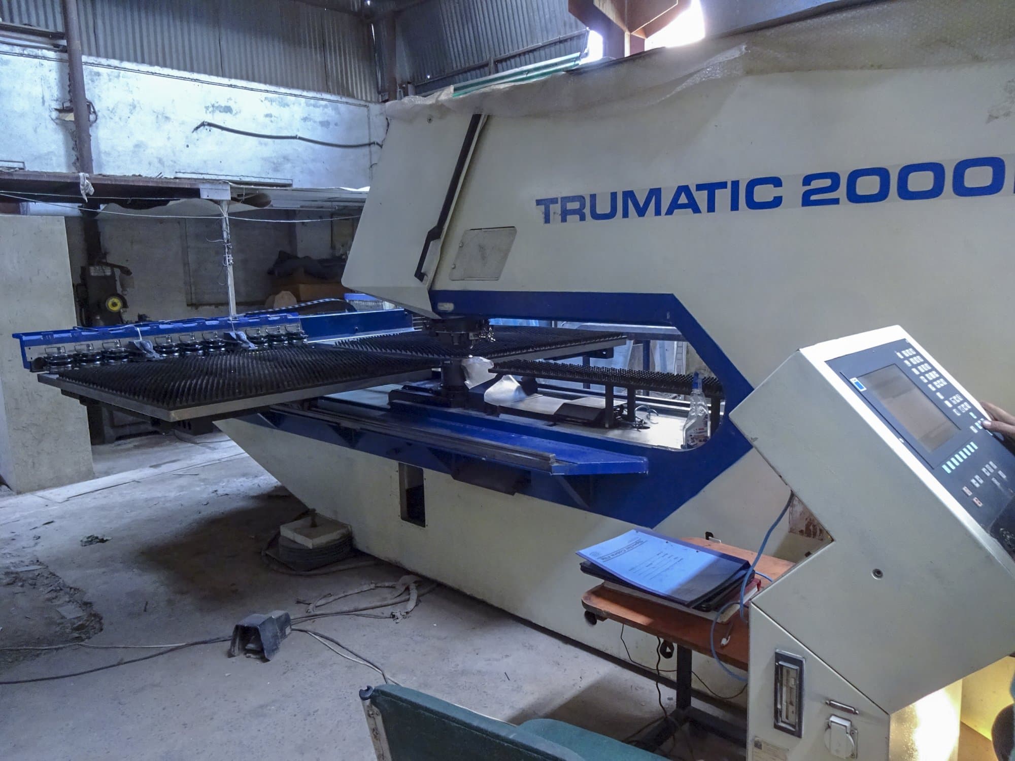 Vooraanzicht  van Trumpf Trumatic 2000 R machine