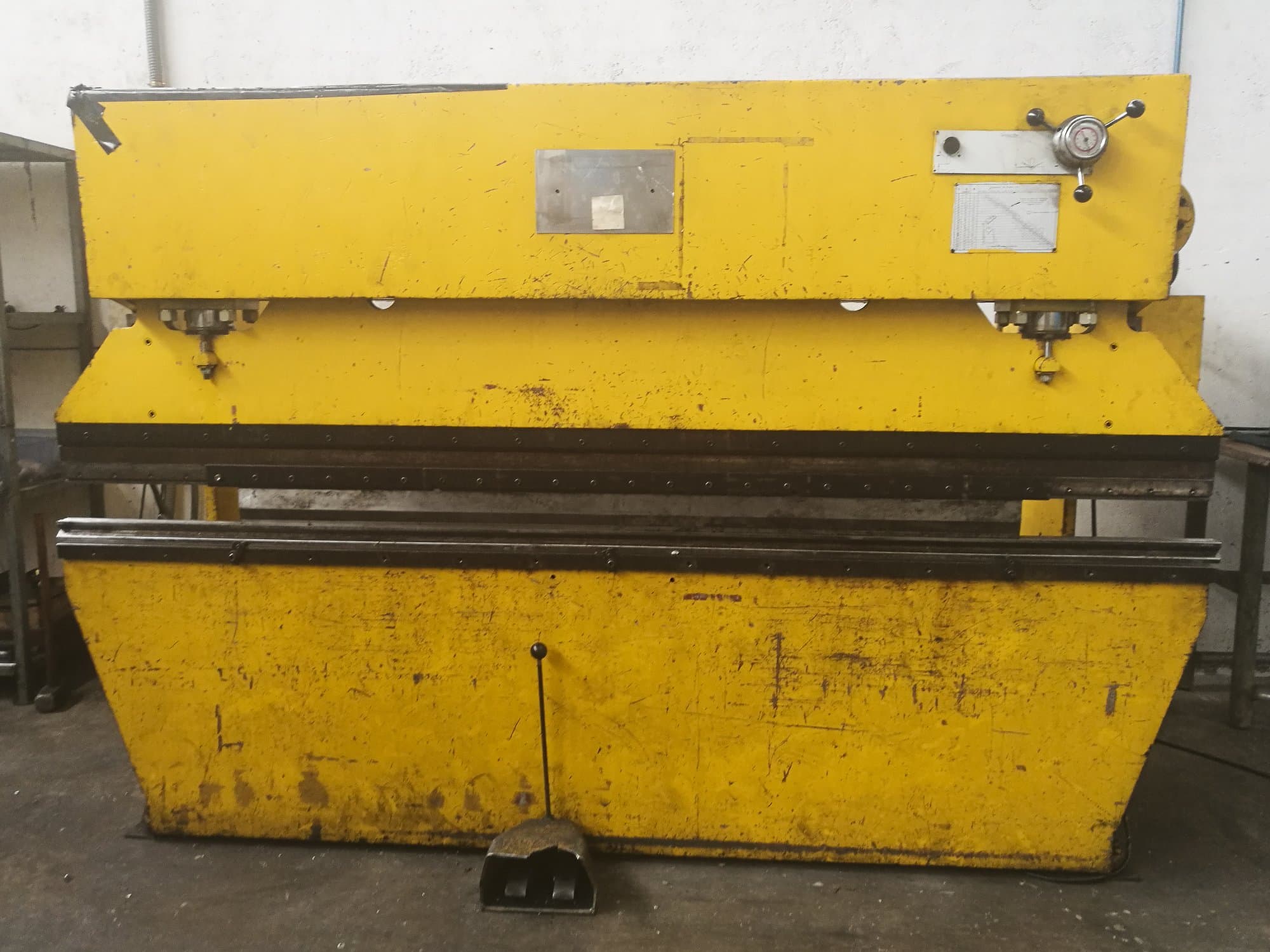 Vooraanzicht  van Ajial 75 Tn machine