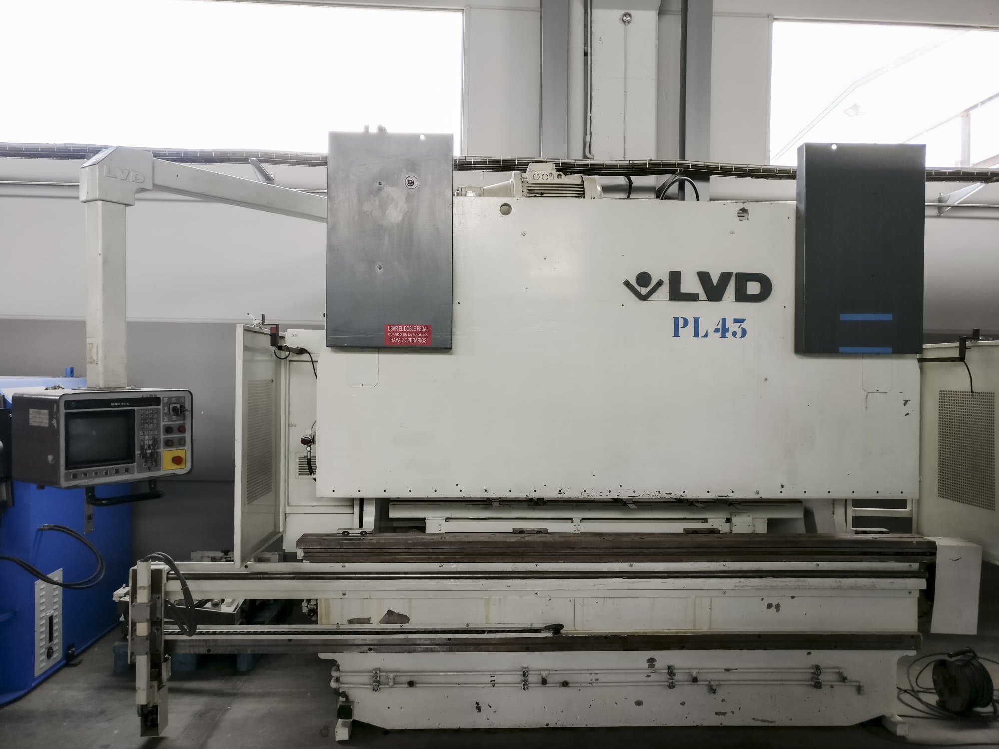Vooraanzicht van LVD PPEB 160-30 MNC 95 machine