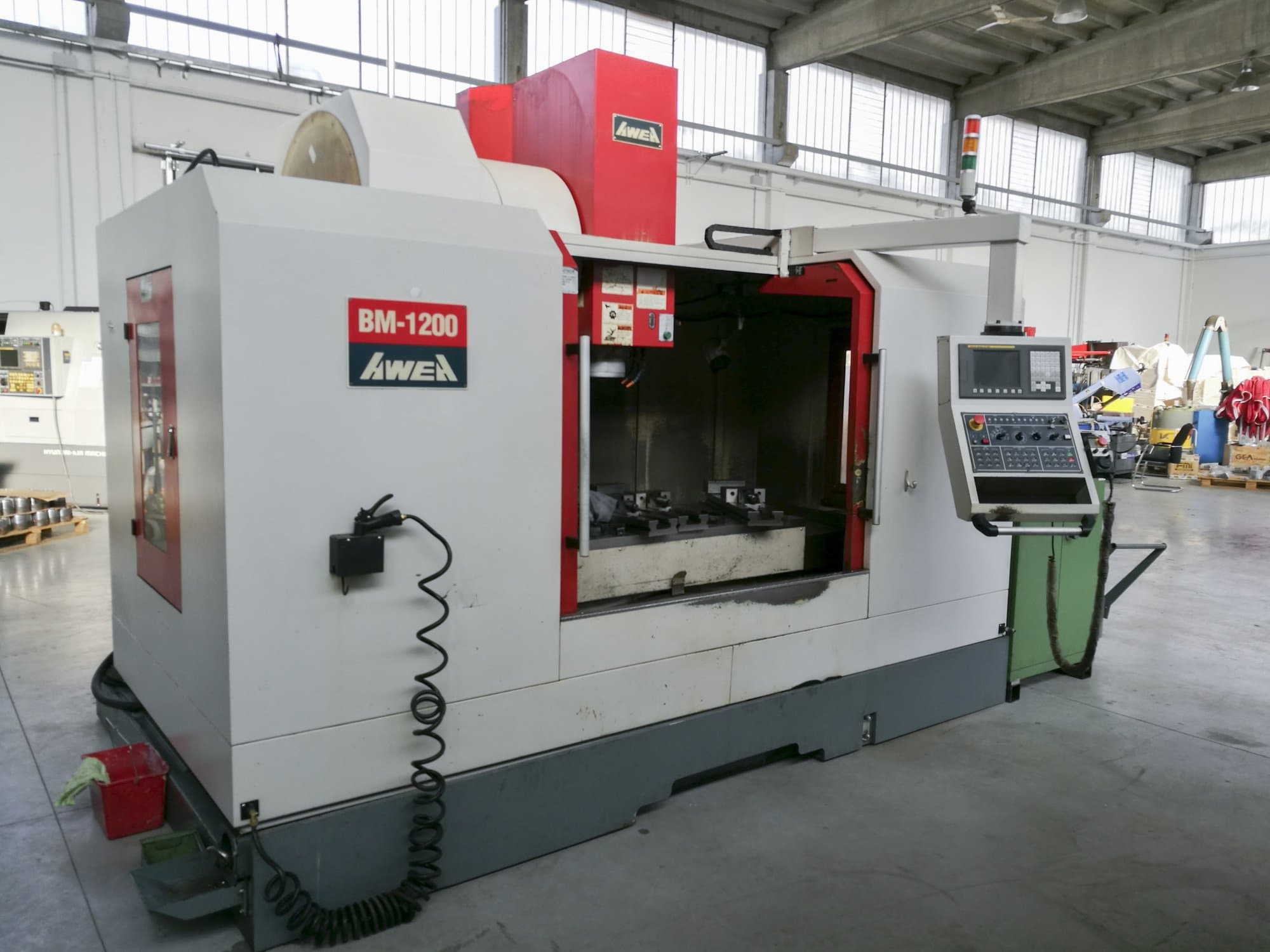 Links zicht van AWEA BM-1200 machine