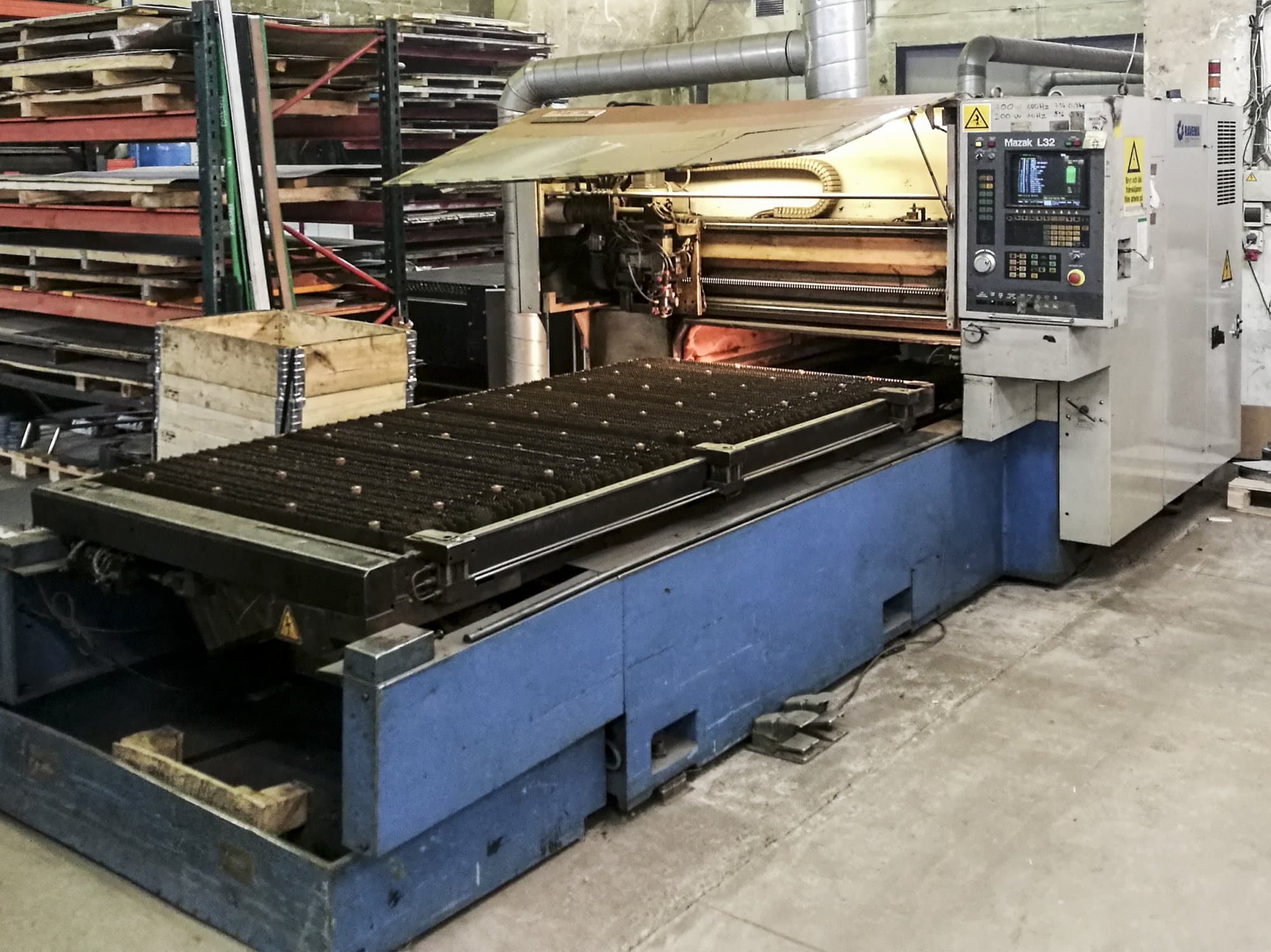 Links zicht van Mazak LASER-PATH NEW SUPER TURBO X48 machine