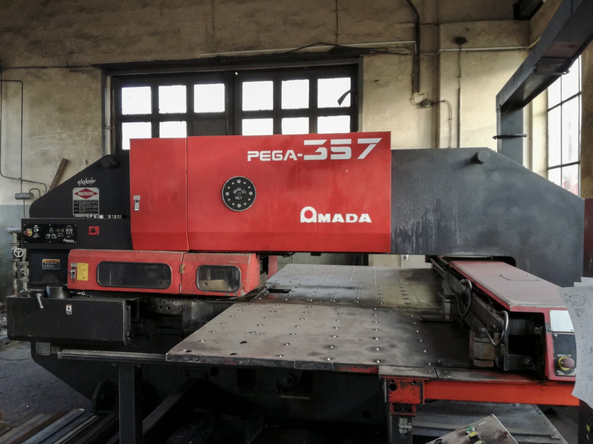 Vooraanzicht  1 van AMADA PEGA 357 machine