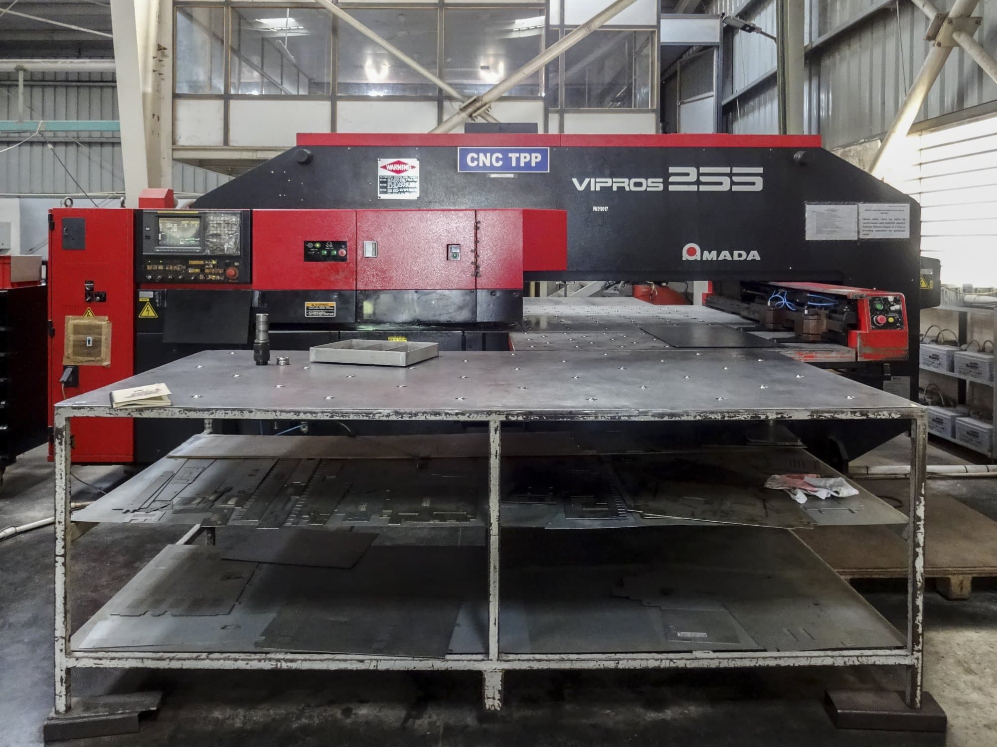 Vooraanzicht van AMADA Vipros 255 machine