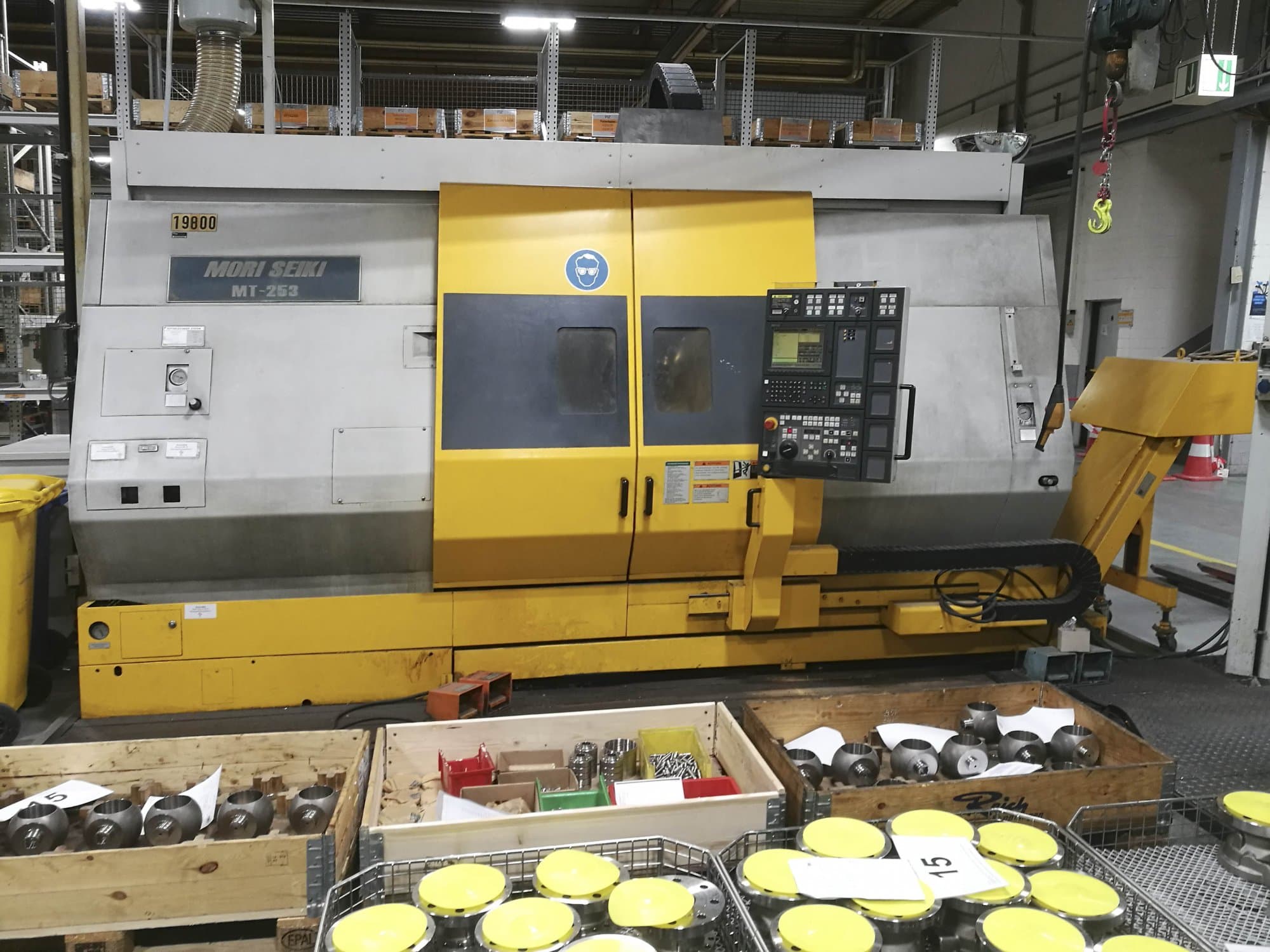 Vooraanzicht van MORI SEIKI MT-253/1000 machine