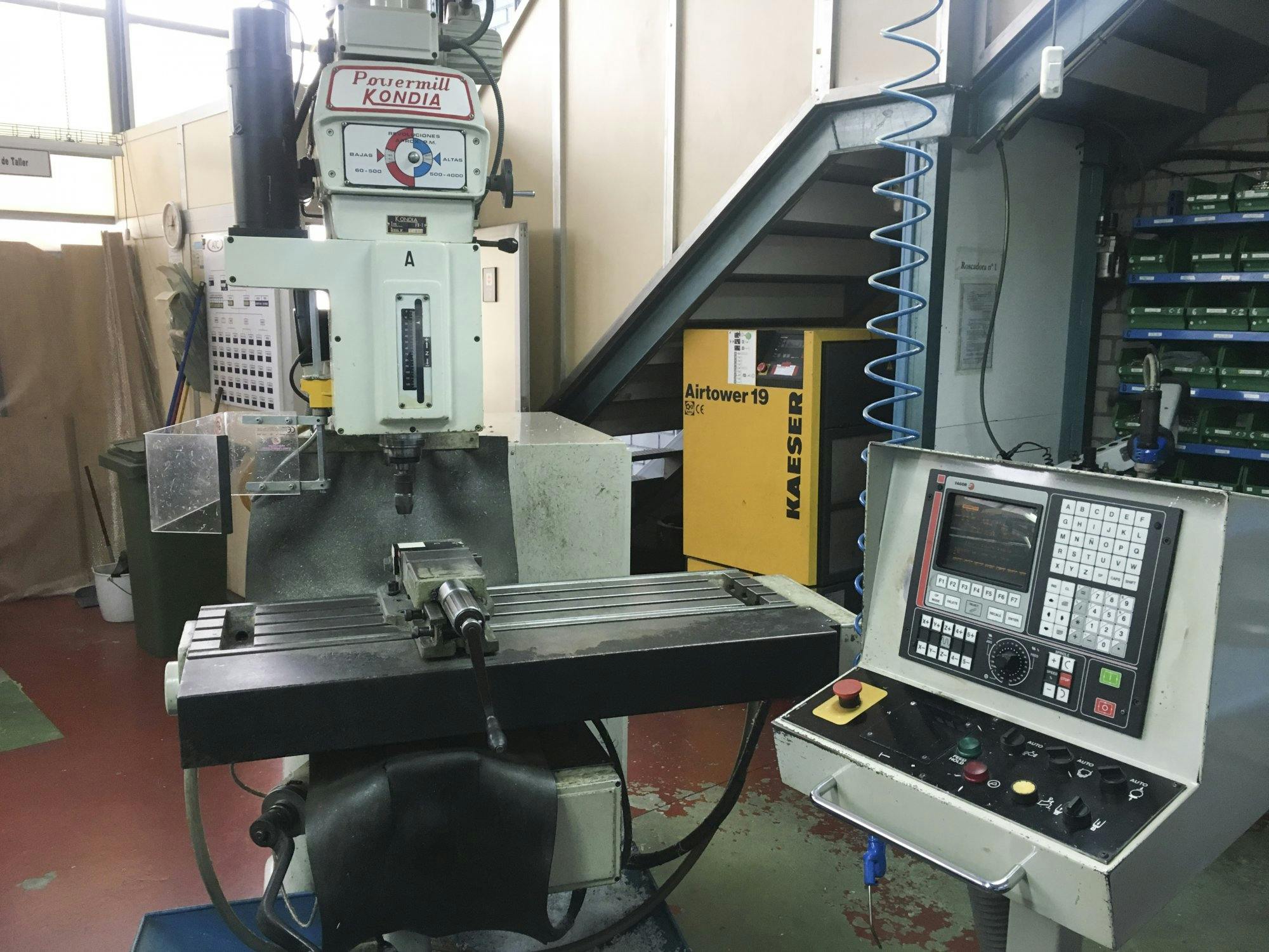 Links zicht  van KONDIA Powermill FV-1 CNC machine
