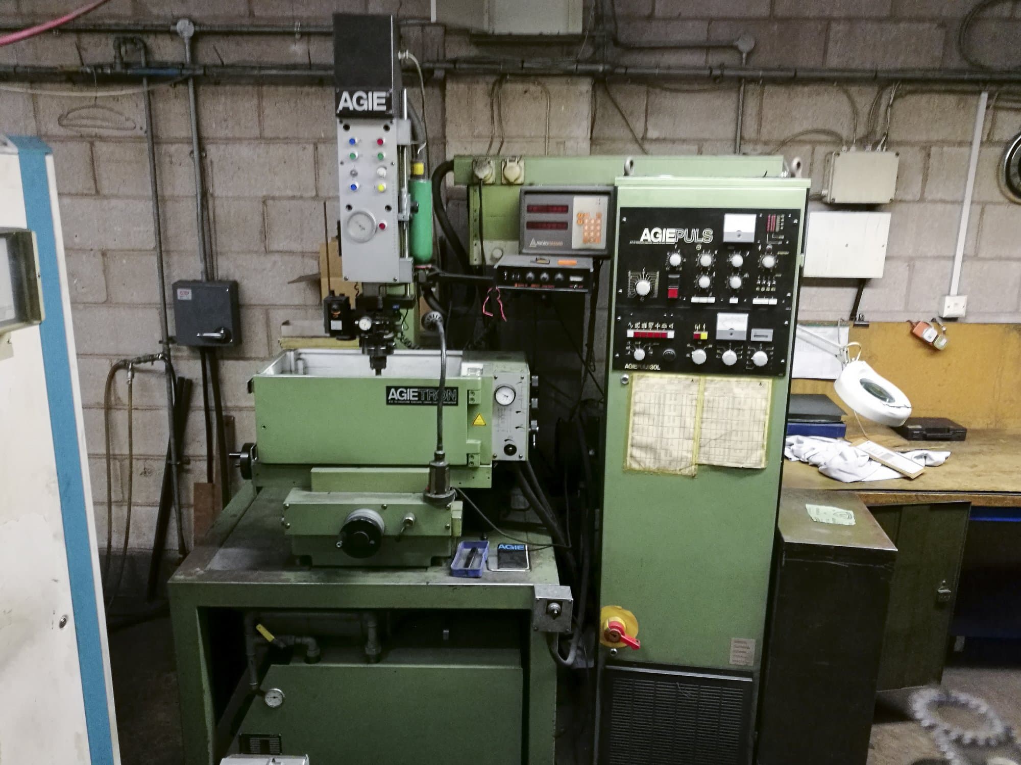 Vooraanzicht van AGIE EMT 110 machine