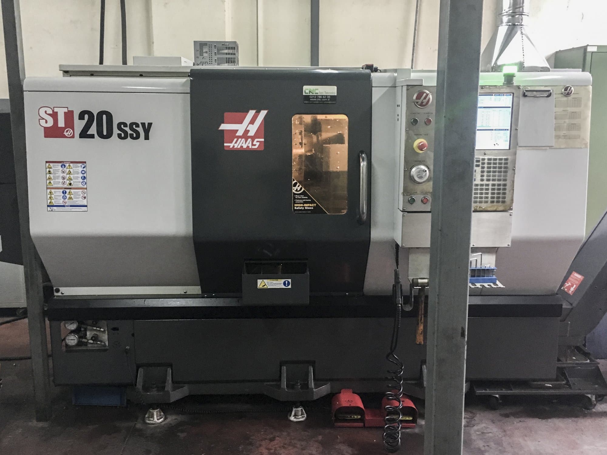 Vooraanzicht van HAAS ST-20SSY machine