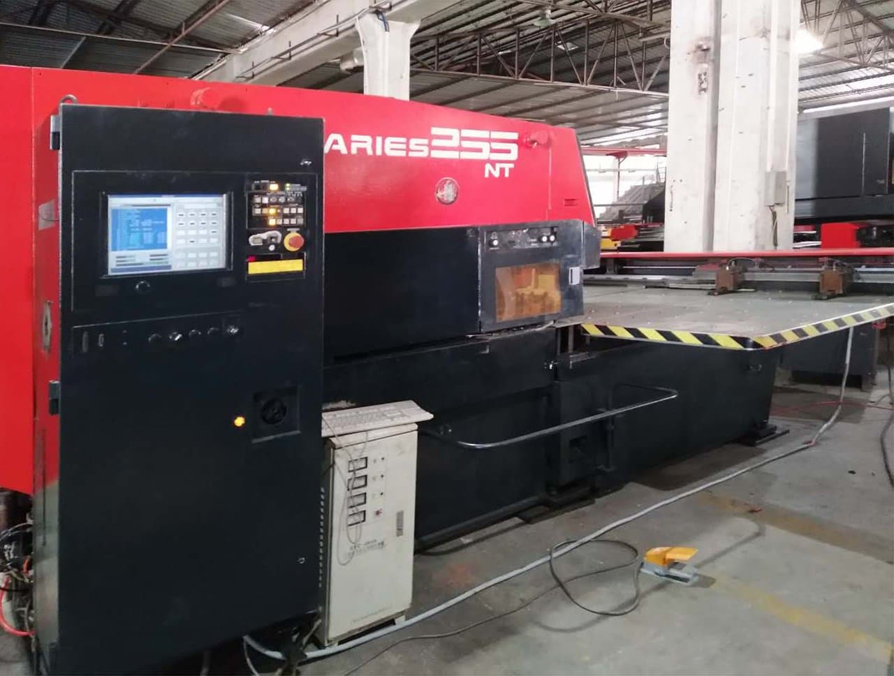 Links zicht  van AMADA ARIES 255NT machine
