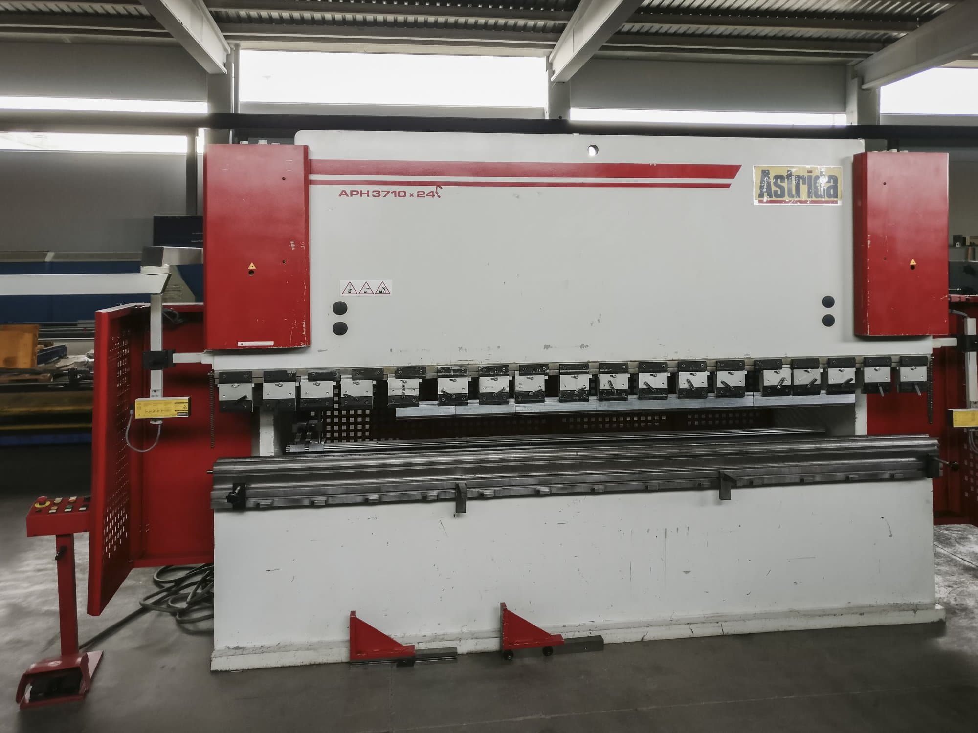 Vooraanzicht van ASTRIDA-BAYKAL APH 3710x240 machine