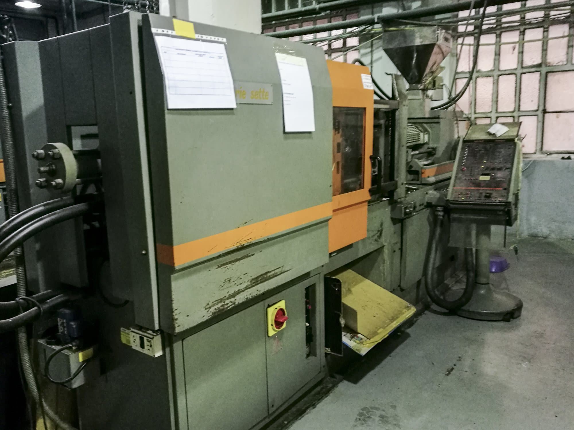 Links zicht van SANDRETTO S.7/95 machine