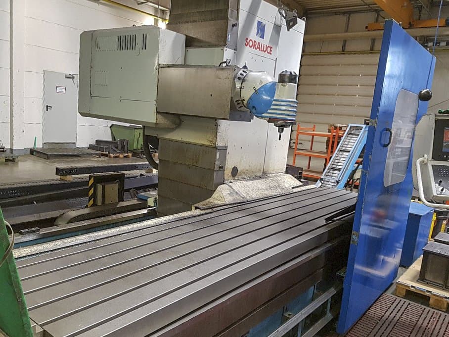 Links zicht van Soraluce SL-4000 machine