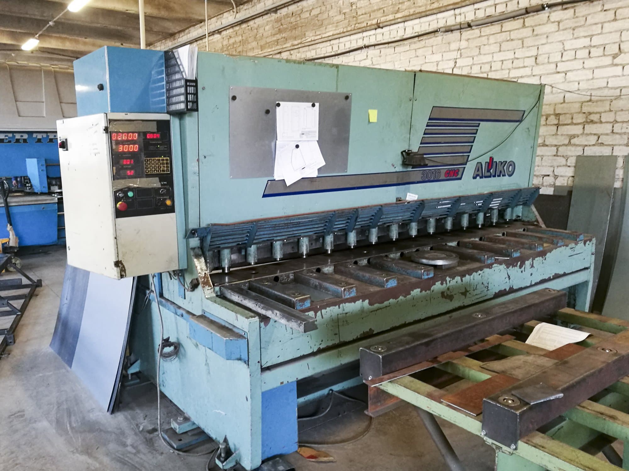 Links zicht  1 van ALIKO AK 3016 machine