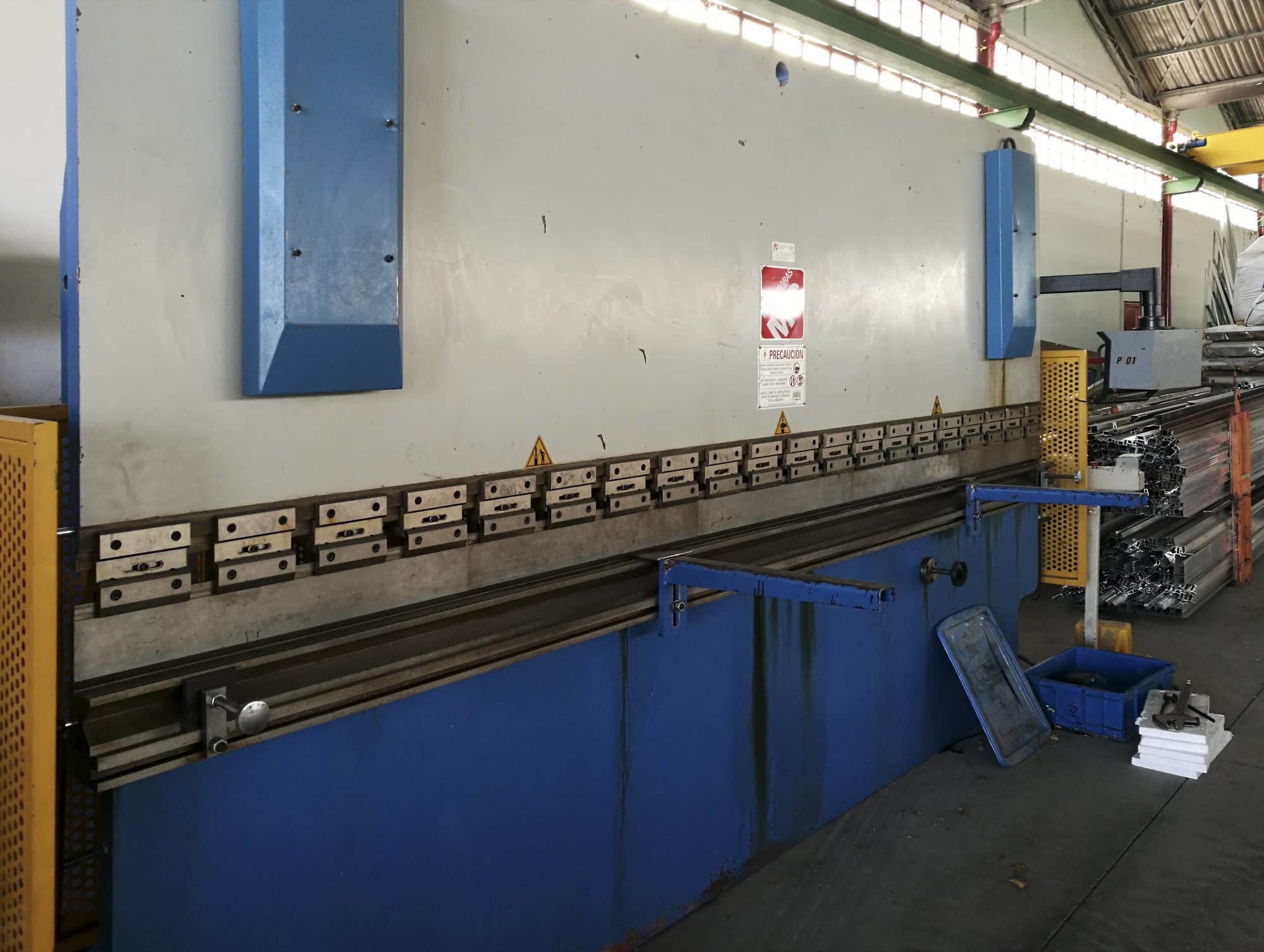 Links zicht  van MG 100-4000 machine