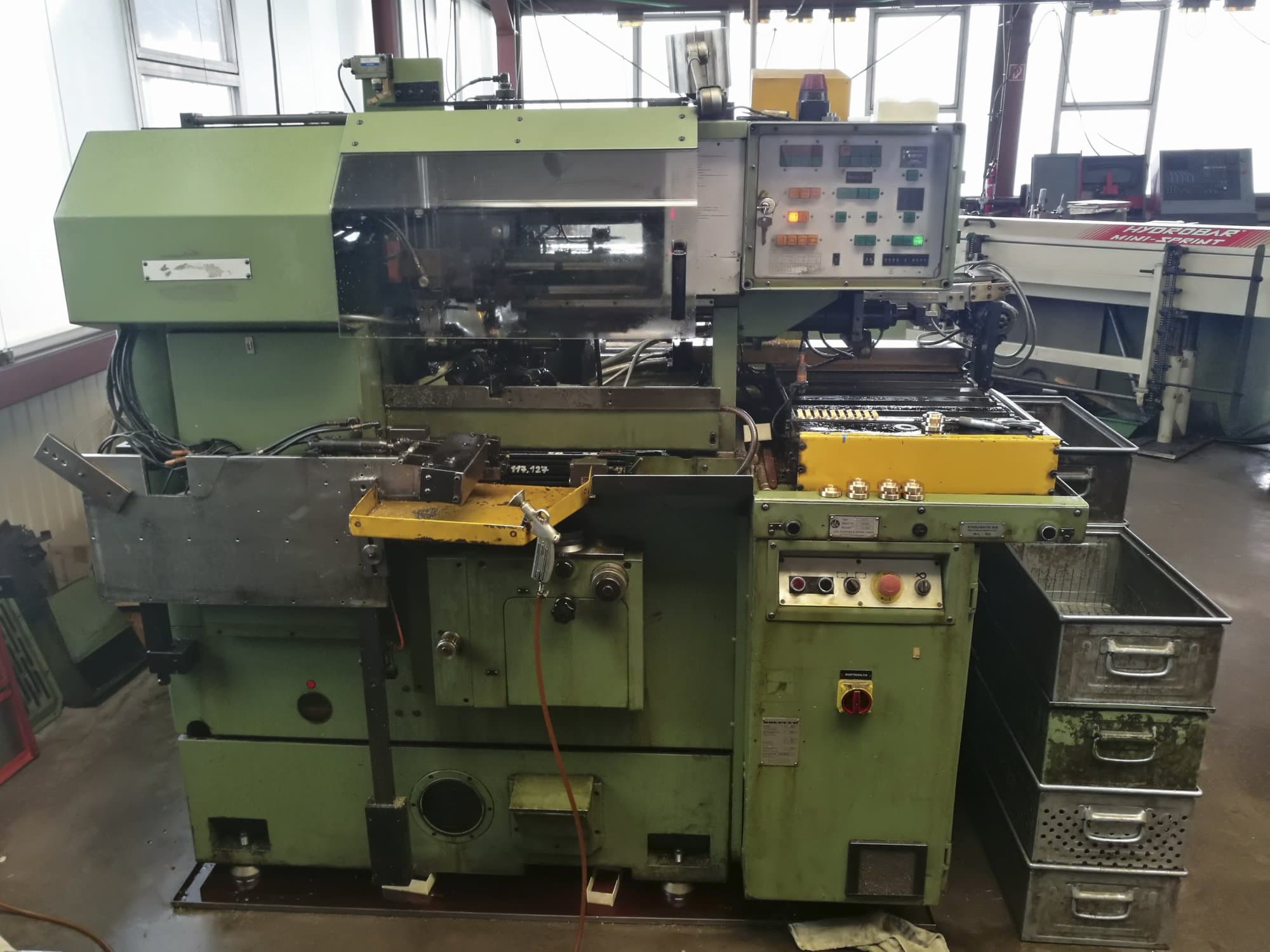 Vooraanzicht van KOEPFER 153 B machine