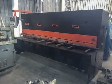 Recht aanzicht  van Durma DHGM 3006 machine