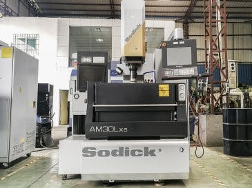 Vooraanzicht  van Sodick AM30LXS machine