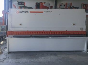 Vooraanzicht  van ERMAKSAN CNC HVR 4100x20 machine