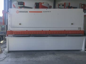 Vooraanzicht van ERMAKSAN CNC HVR 4100x20 machine