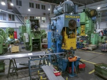 Links zicht van SCHULER PEr 200/420 machine