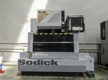Vooraanzicht  van Sodick AQ560LS machine