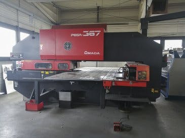 Vooraanzicht  van AMADA PEGA 367 machine