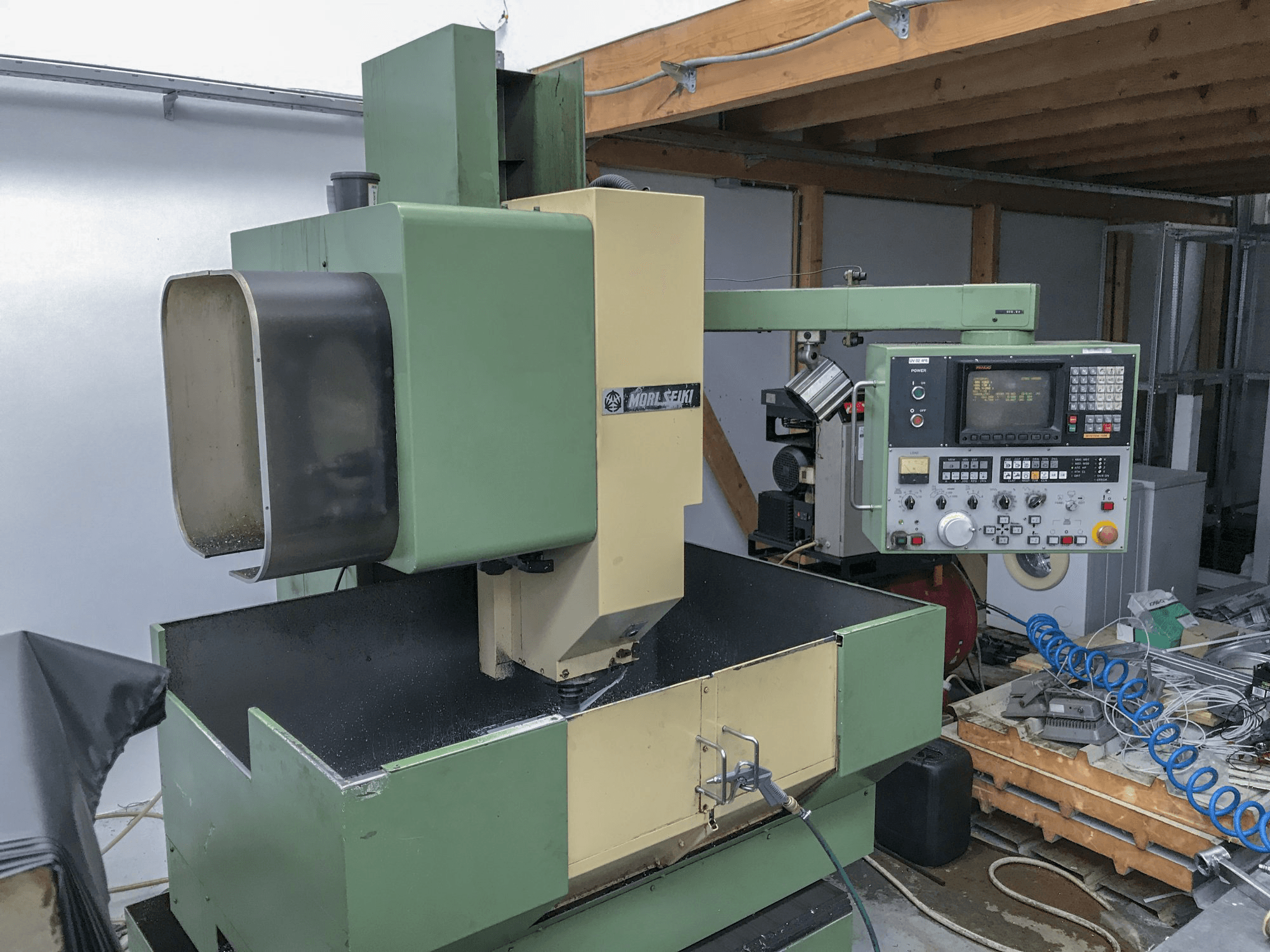 Links zicht 1 van MORI SEIKI MV-Junior machine