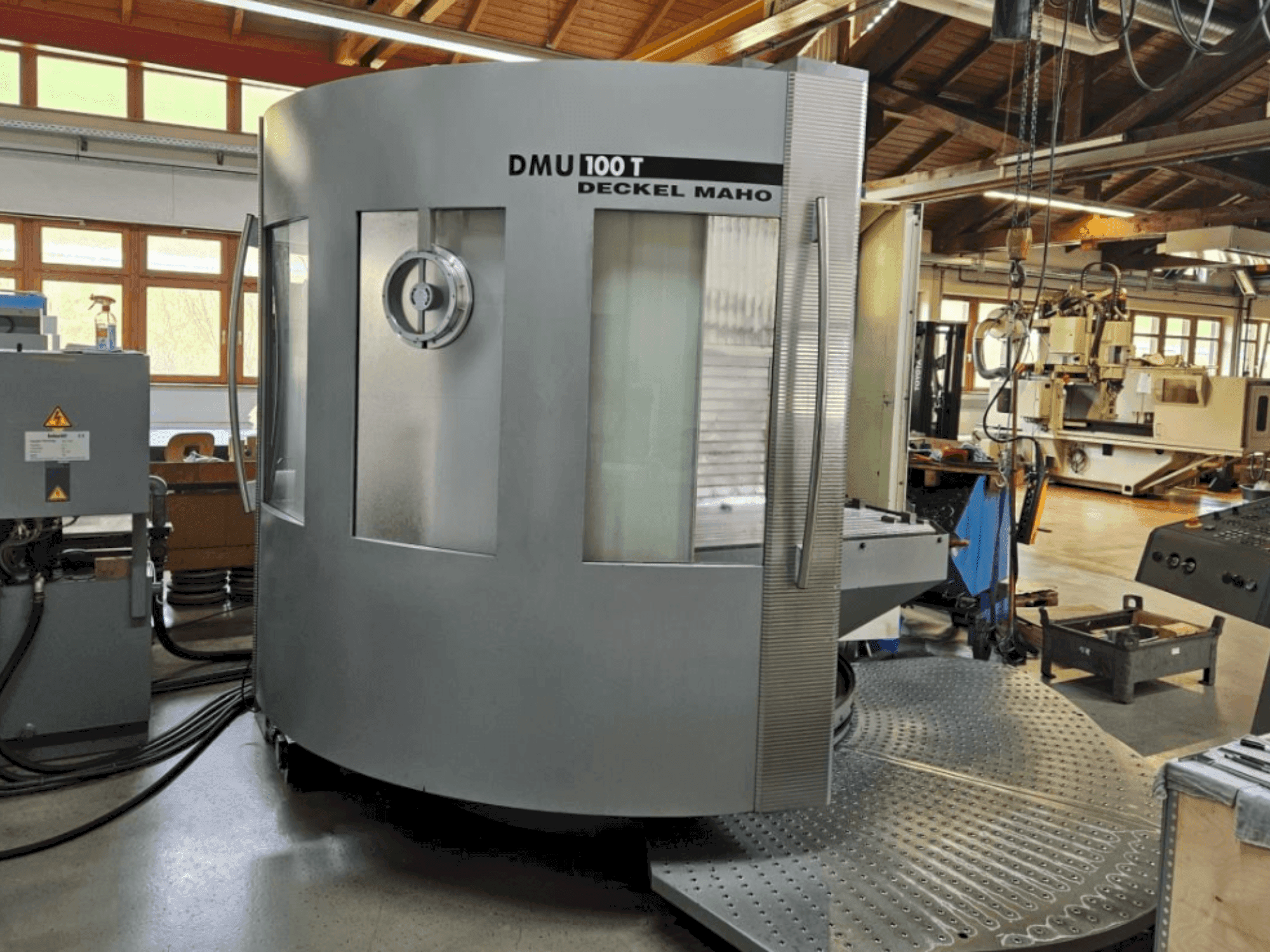 Vooraanzicht van DECKEL MAHO DMC 100 T machine