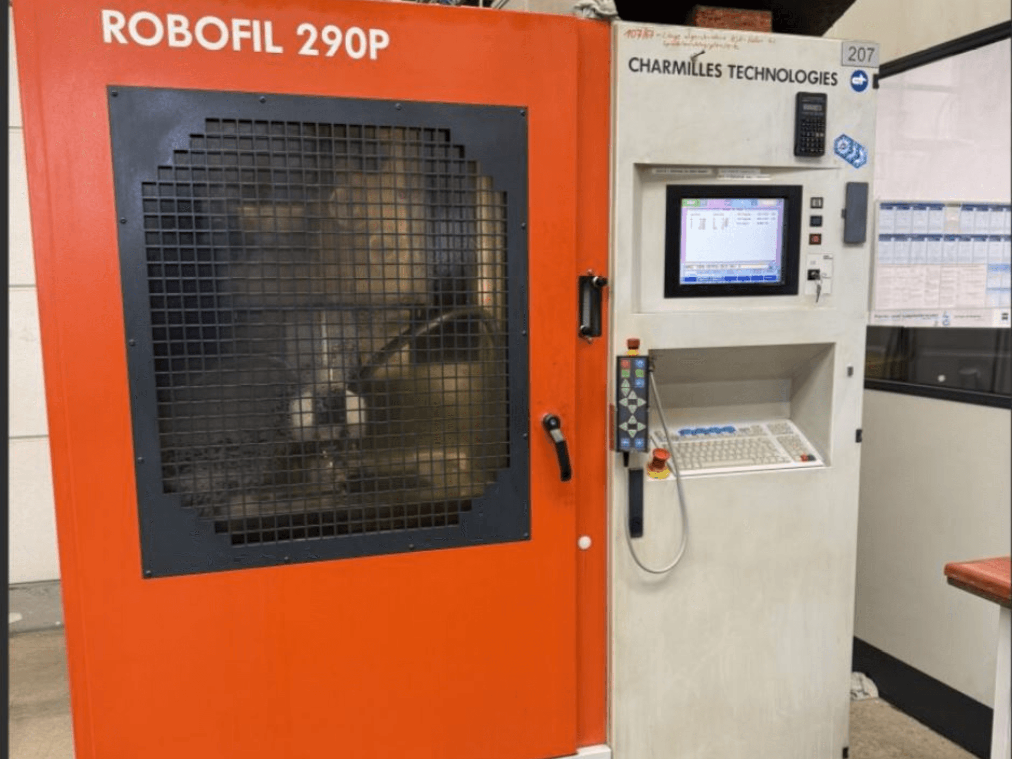 Vooraanzicht van CHARMILLES TECHNOLOGIES Robofil 290P draadvonkmachine met bedieningspaneel en met rooster beveiligd werkgebied.