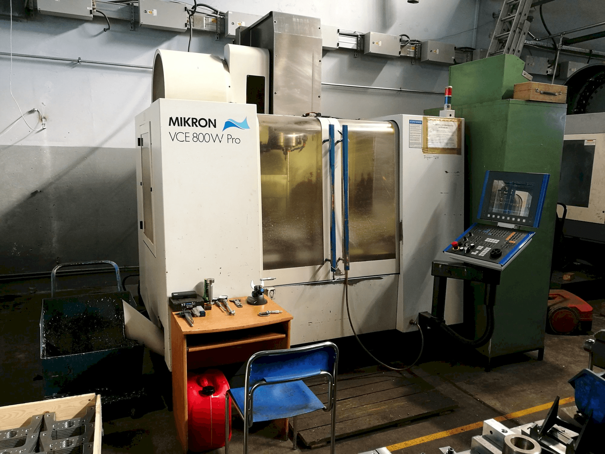 Vooraanzicht van MIKRON VCE 800W Pro machine