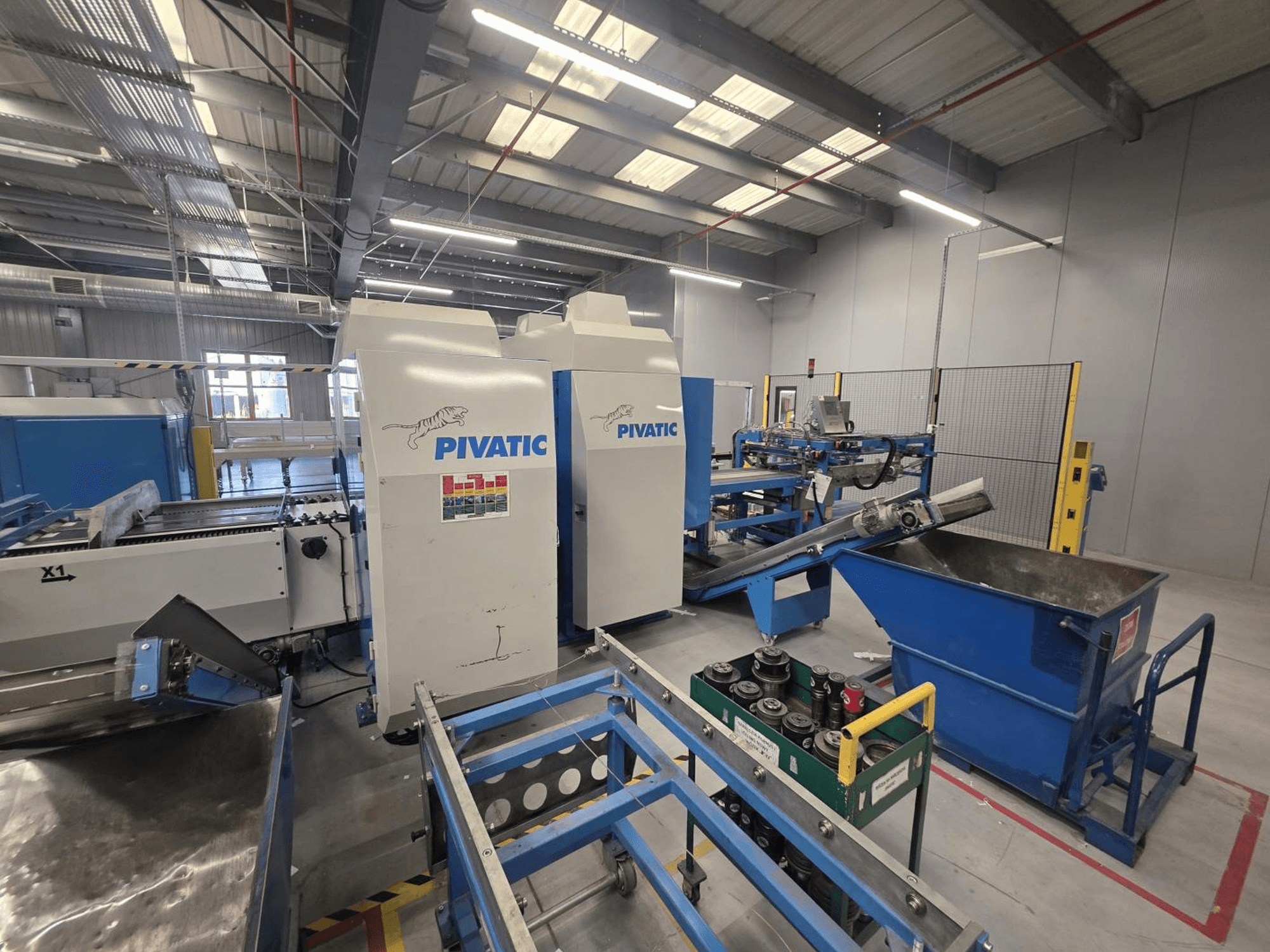 CNC-ponsmachine Pivatic PCC80-e TT HT, vooraanzicht met weergave van de operationele opstelling, de transportband en de afvalbak.