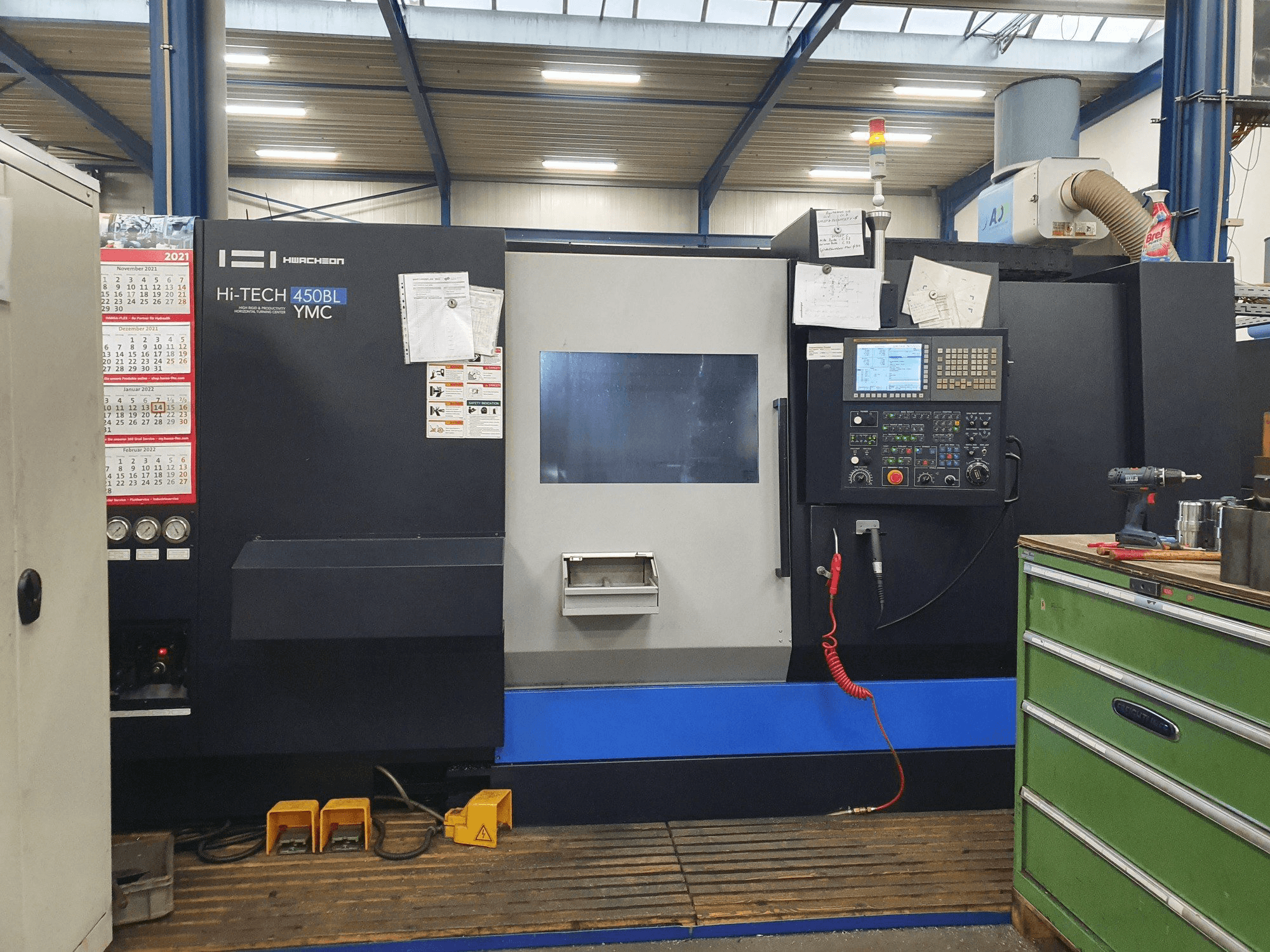 Vooraanzicht van HWACHEON HI-TECH 450BL YMC machine