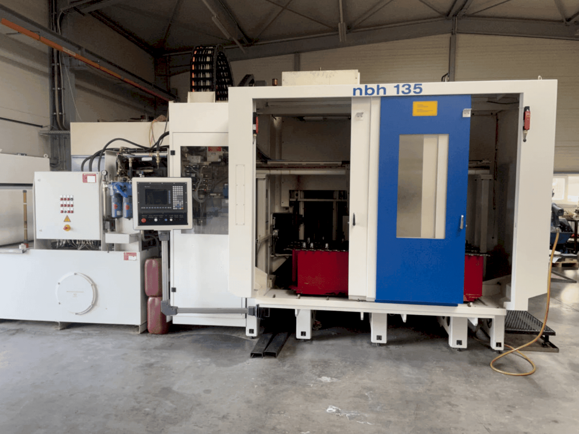Vooraanzicht van HULLER HILLE NBH 135 Speed machine