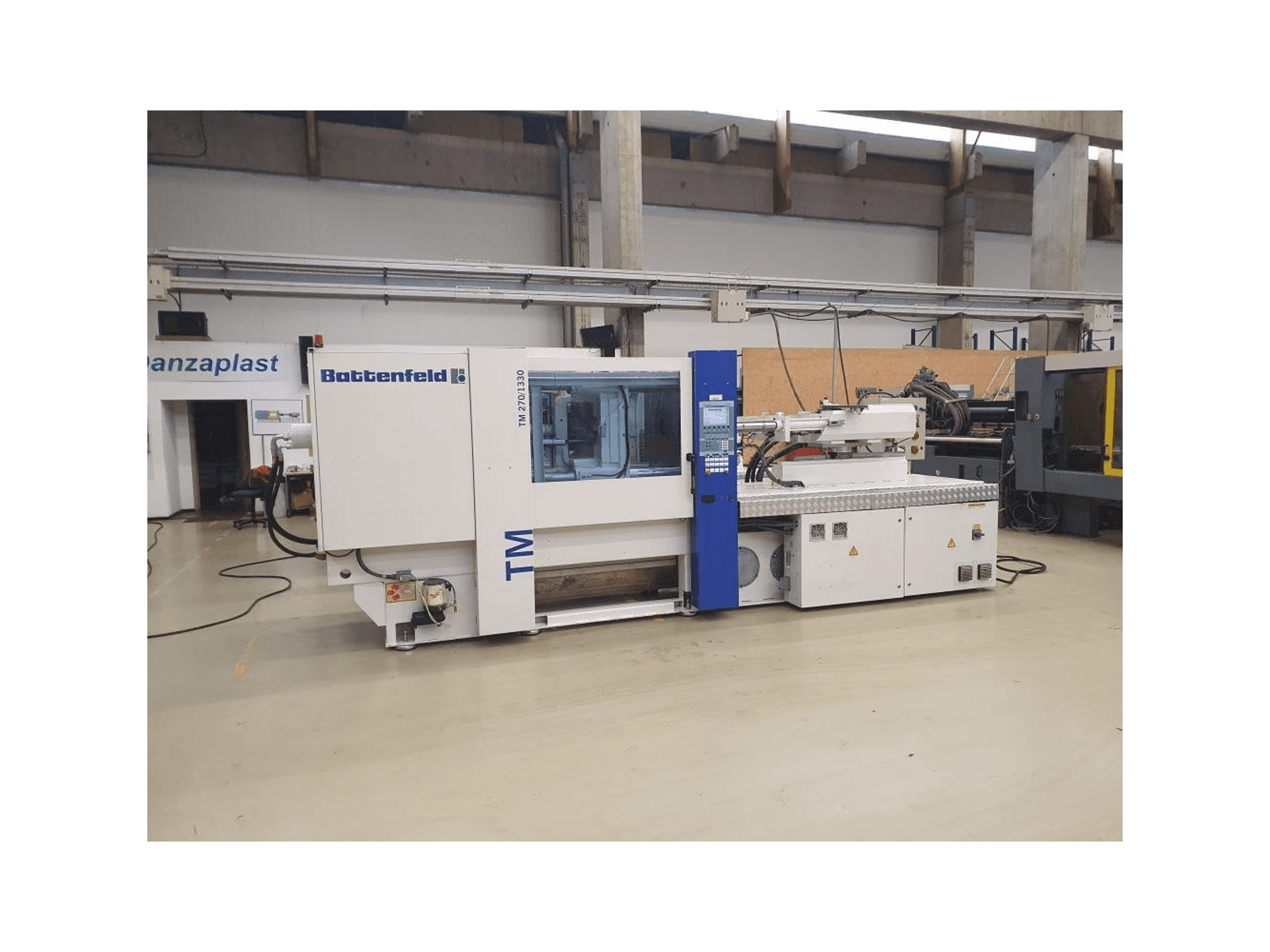 Vooraanzicht van Battenfeld TM 2700 / 1330 B4 machine