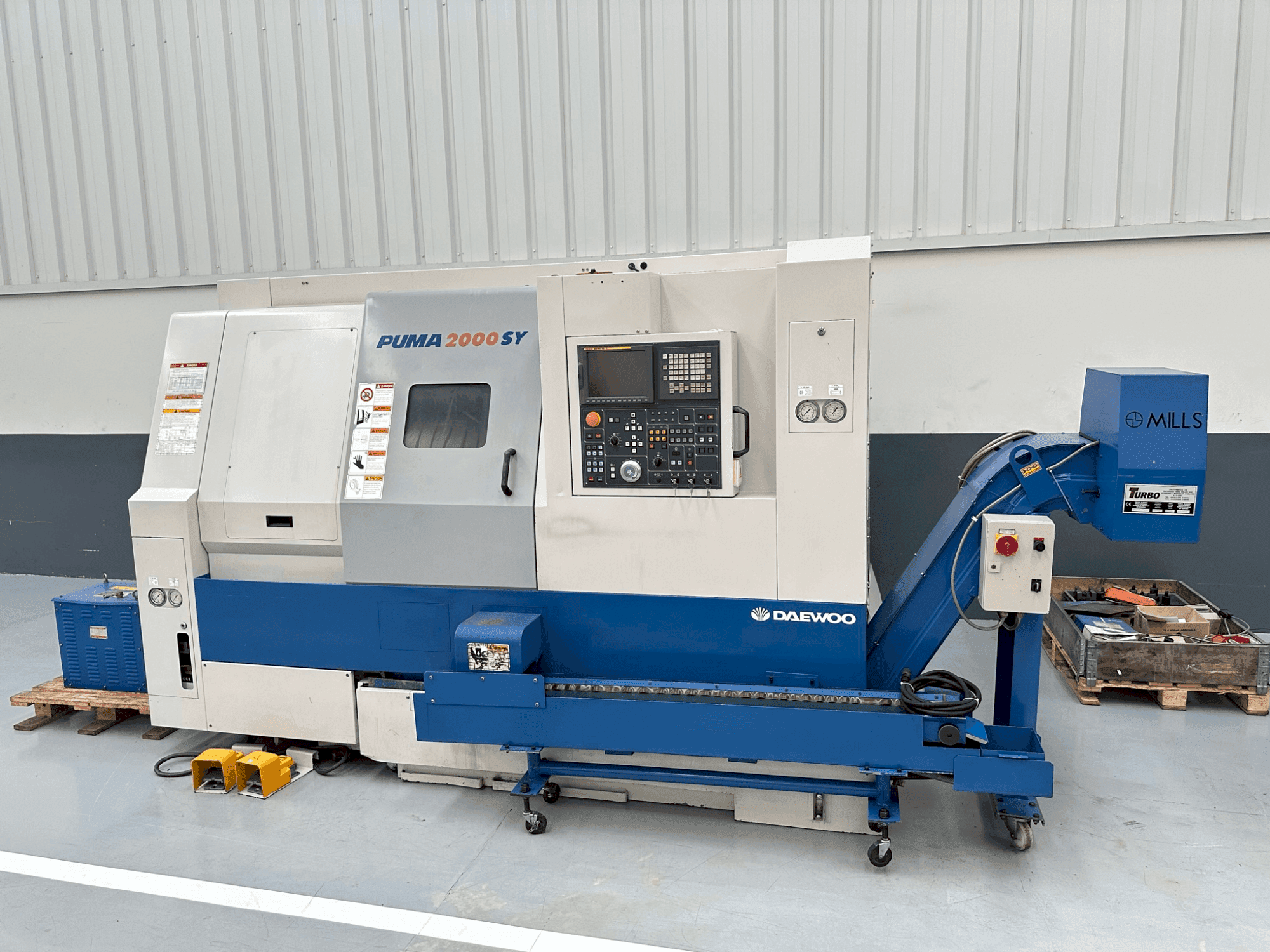 Vooraanzicht van DAEWOO PUMA 2000 SY machine