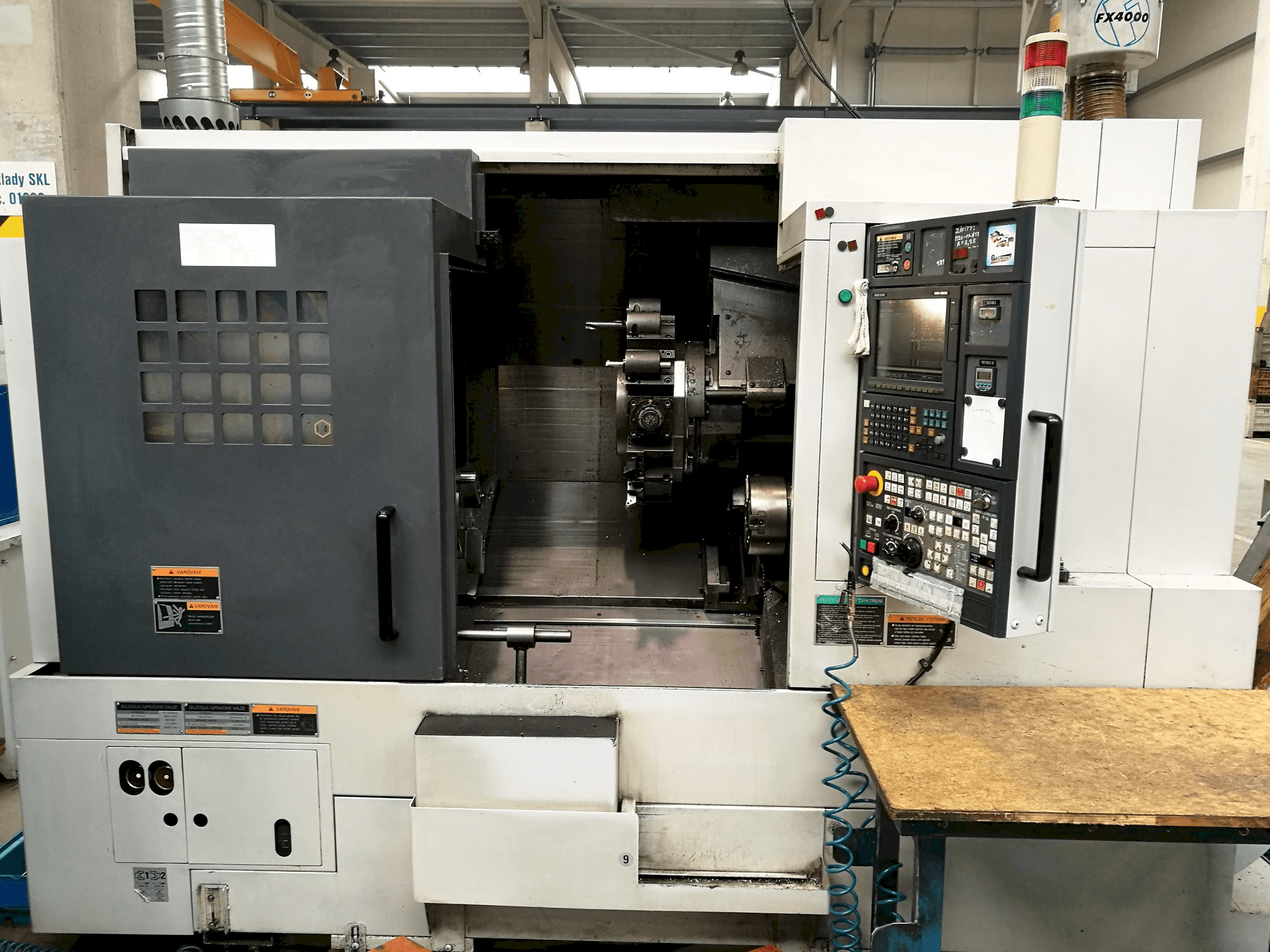 Vooraanzicht van MORI SEIKI NL 2500 SY/700 machine