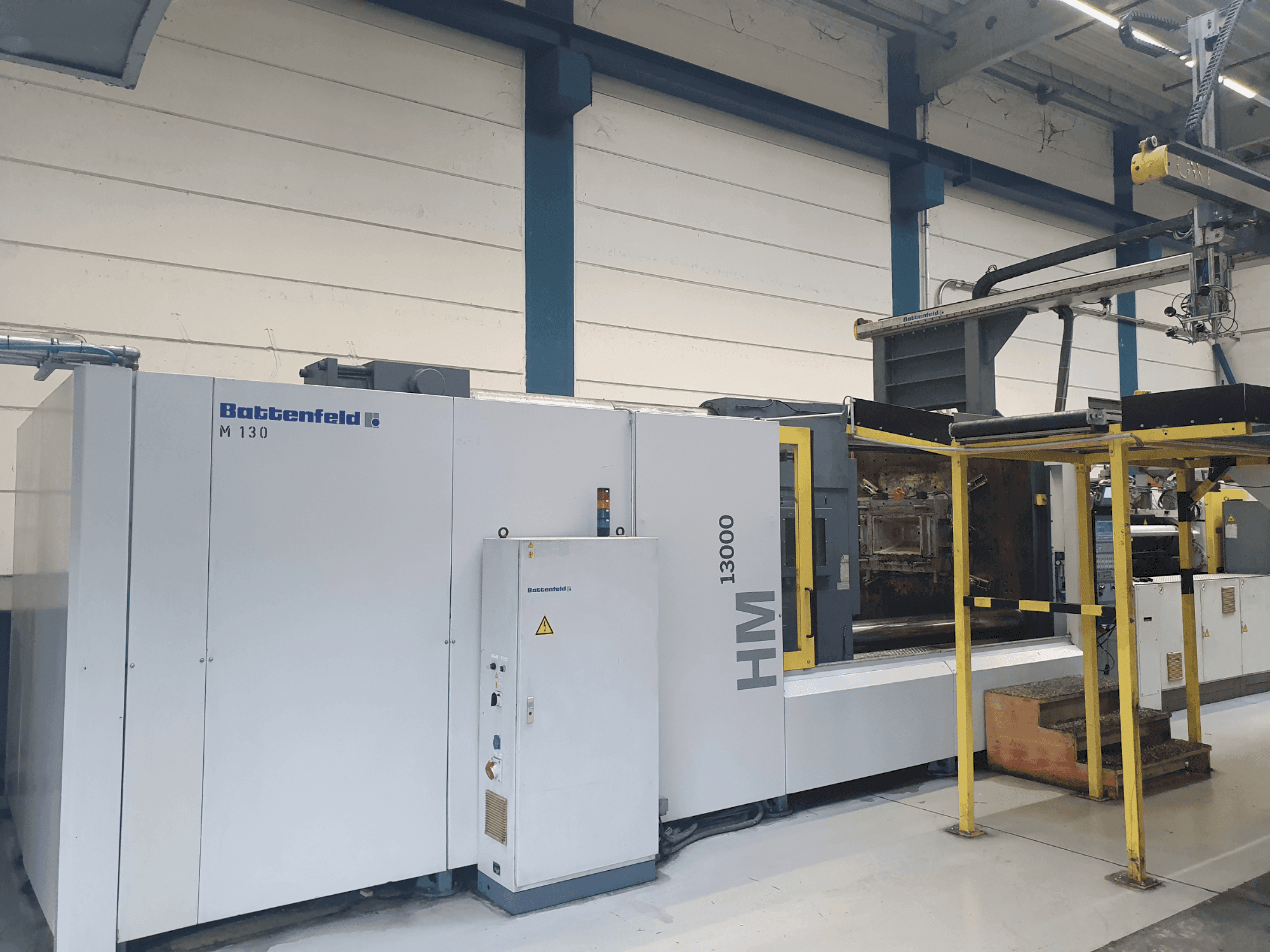 Vooraanzicht van Battenfeld HM 13000/12000 machine