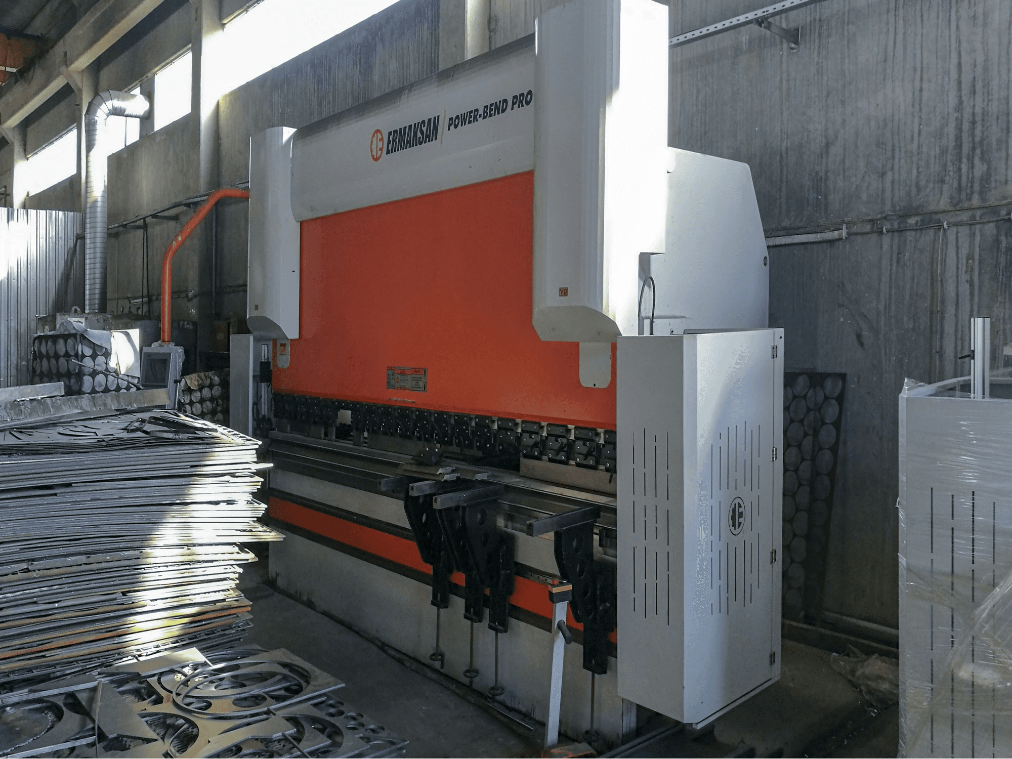 Recht aanzicht van ERMAKSAN POWER-BEND PRO machine