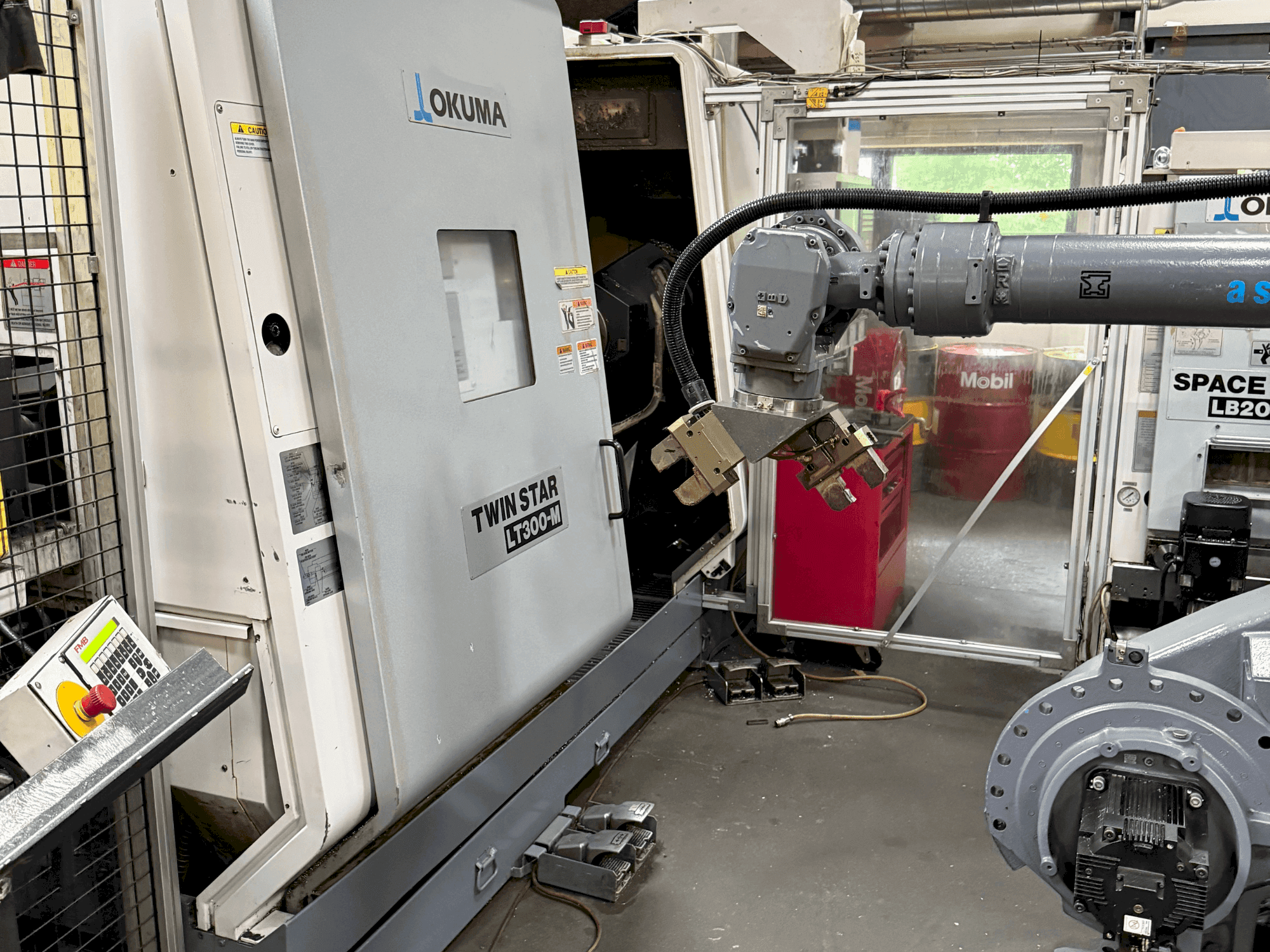 Vooraanzicht van Okuma Twinstar LT300-M machine