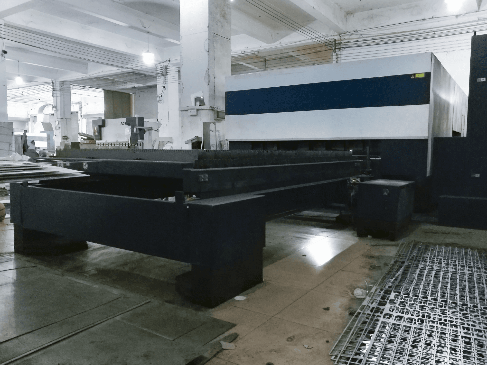 Recht aanzicht 1 van Trumpf TruLaser 3030 machine