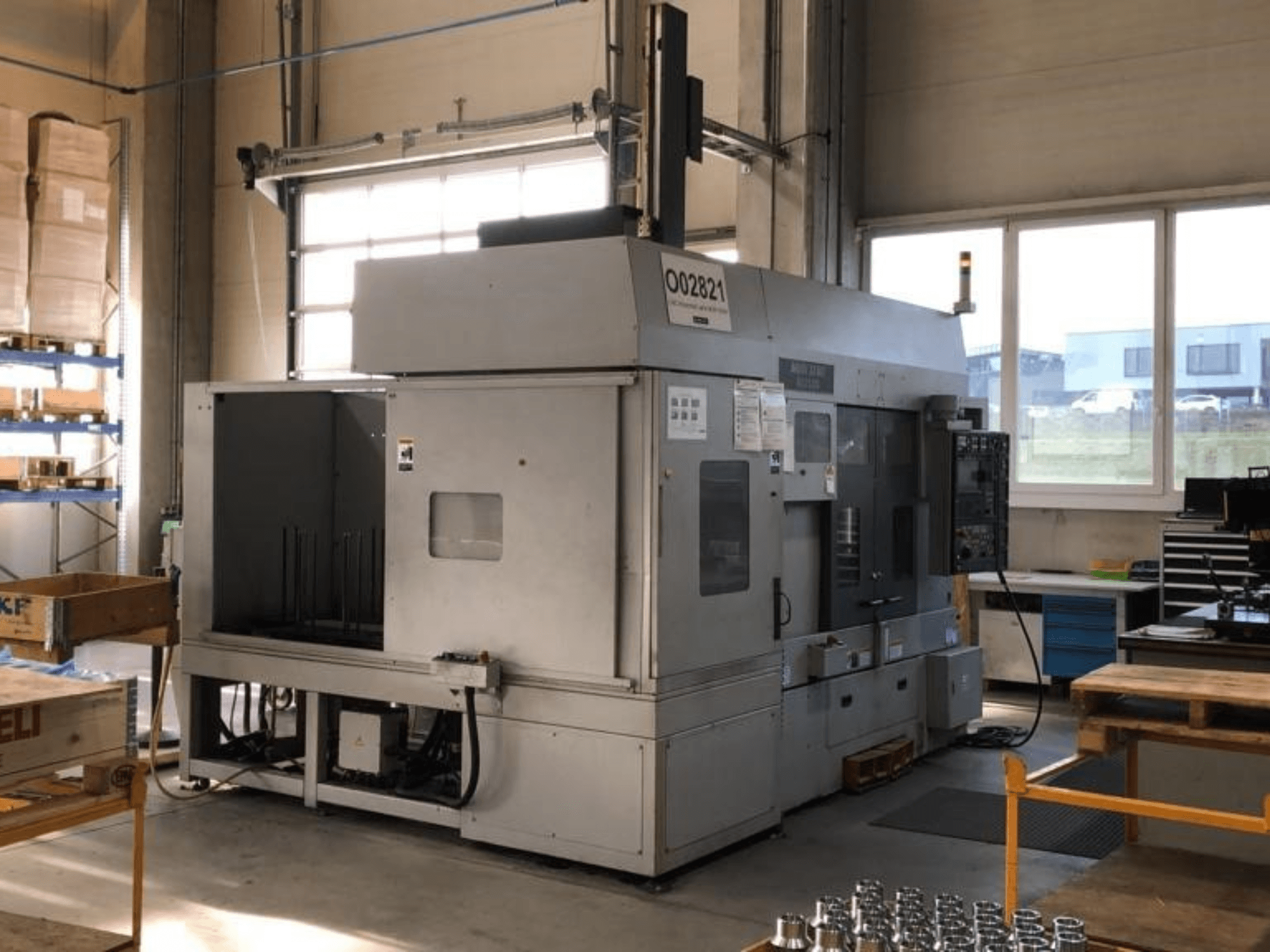 MORI SEIKI RL2500 meerspillige draaimachine in een werkplaats, met vooraanzicht en productieruimte met gereedschappen.